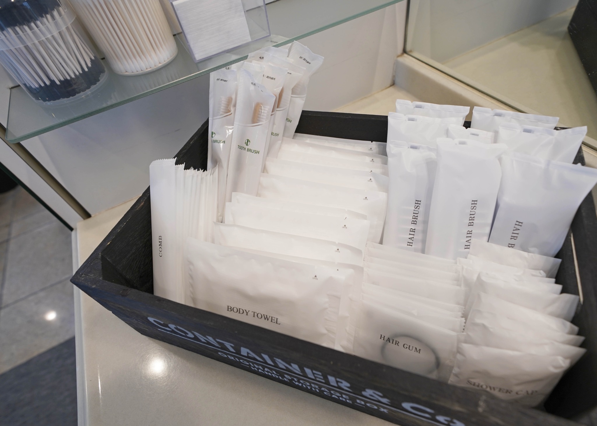 充実のアメニティ一式 歯ブラシ、ヘアーブラシ、くし、ボディタオル、ヘアーゴム、シャワーキャップ、コットン、綿棒あります