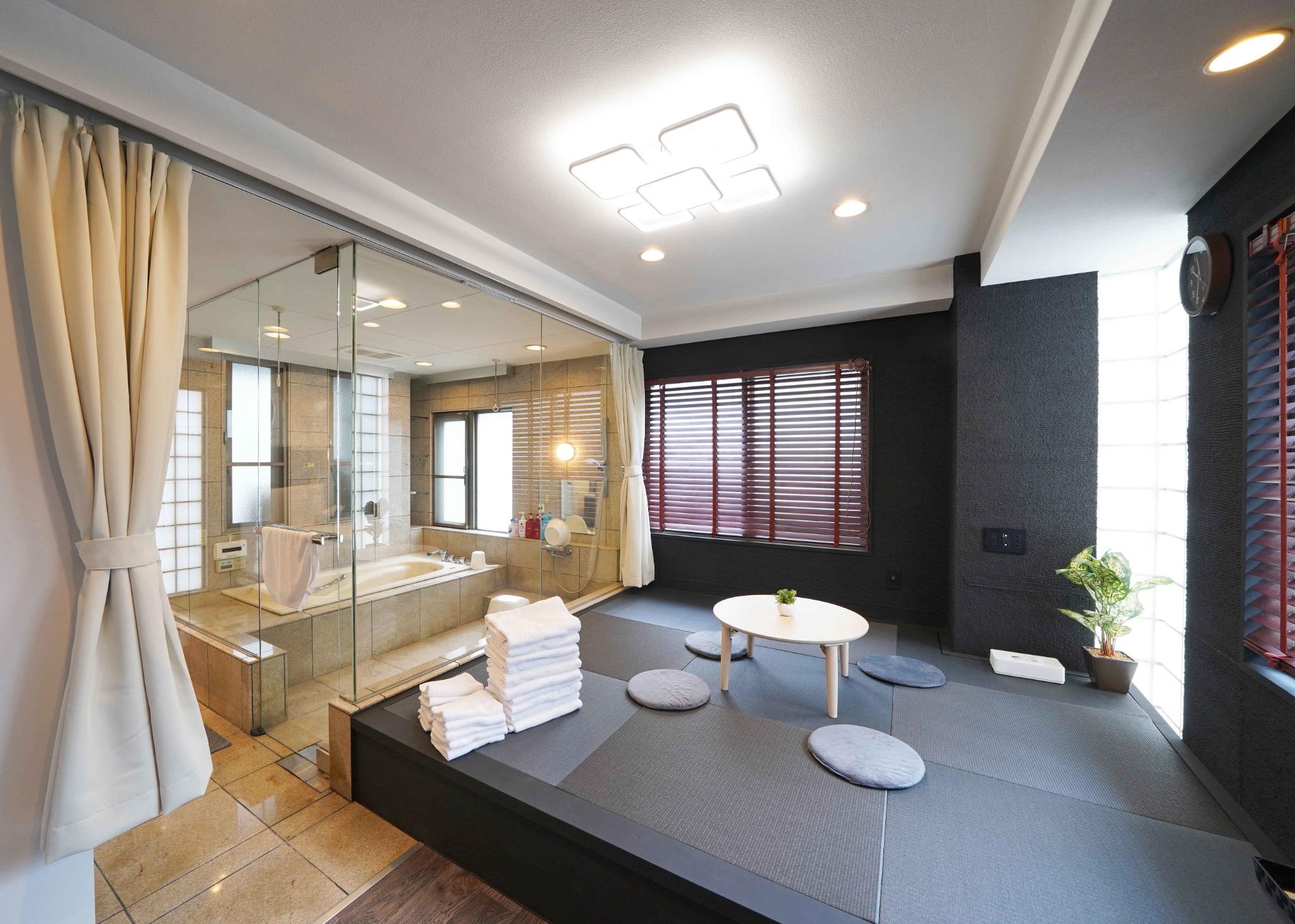 湯上りに、くつろぎの畳スペース 