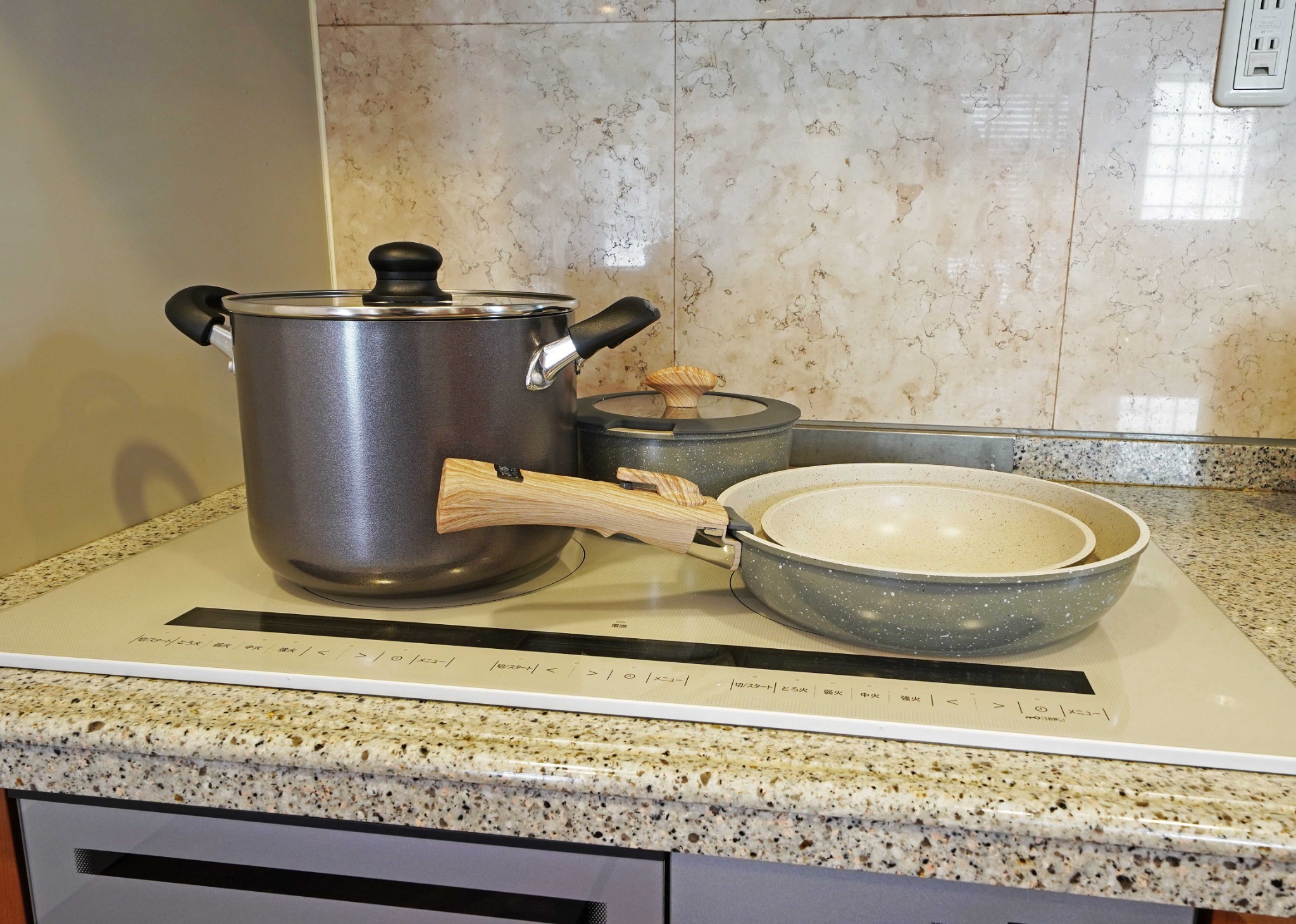 フライパンやお鍋など調理器具揃ってます