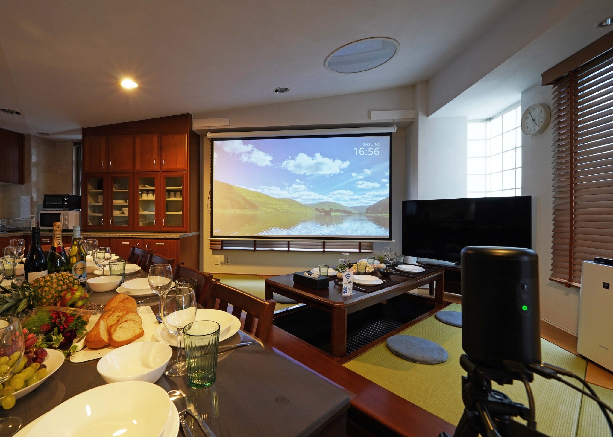 液晶テレビの他、100インチスクリーンとプロジェクターで映画鑑賞も(Netflixあり、HDMIでPC接続もOK)