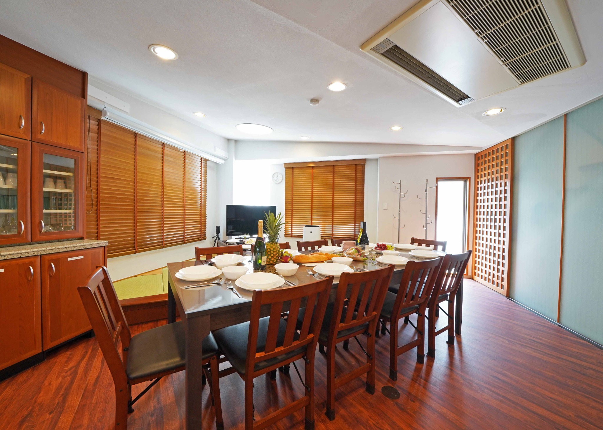 広いスペースにゆとりのテーブルセッティング