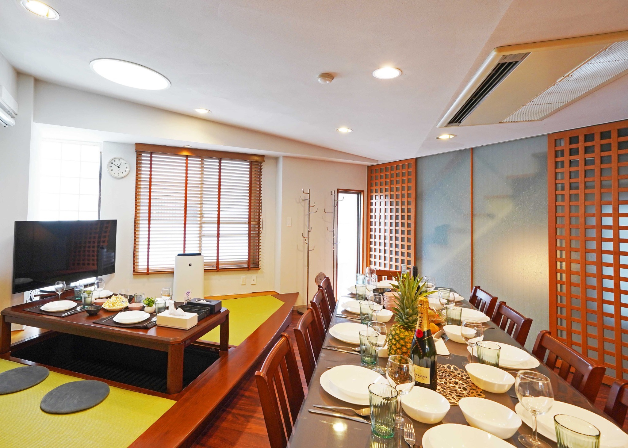 大きいテーブルは10人着席可能、堀りごたつは4人着席できます