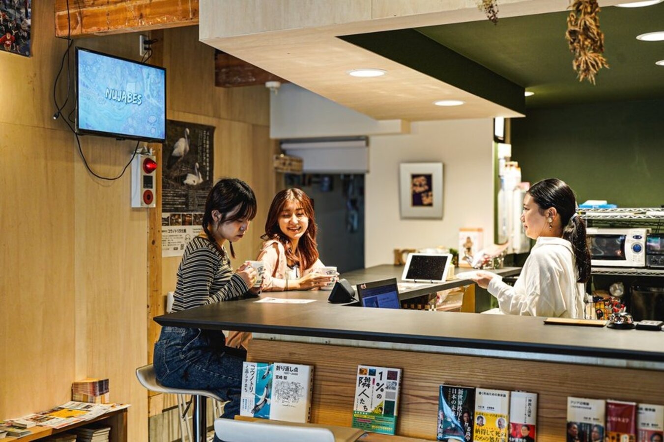 ベランダから温泉寺が見える!城崎温泉のゲストハウス!本屋さんが運営する温泉まで徒歩1分のお宿です。