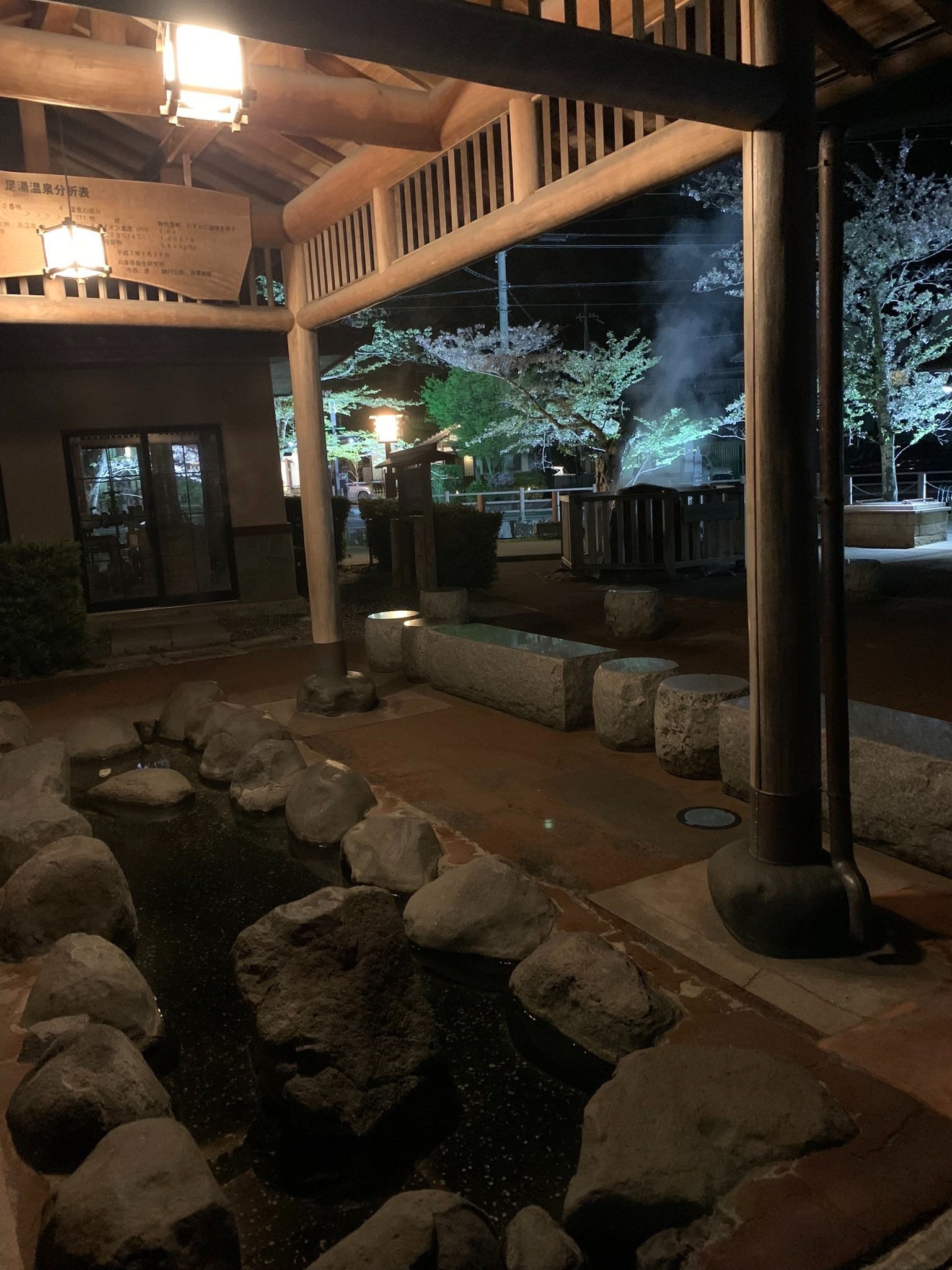 城崎温泉のゲストハウス!本屋さんが運営する温泉まで徒歩1分のお宿です。