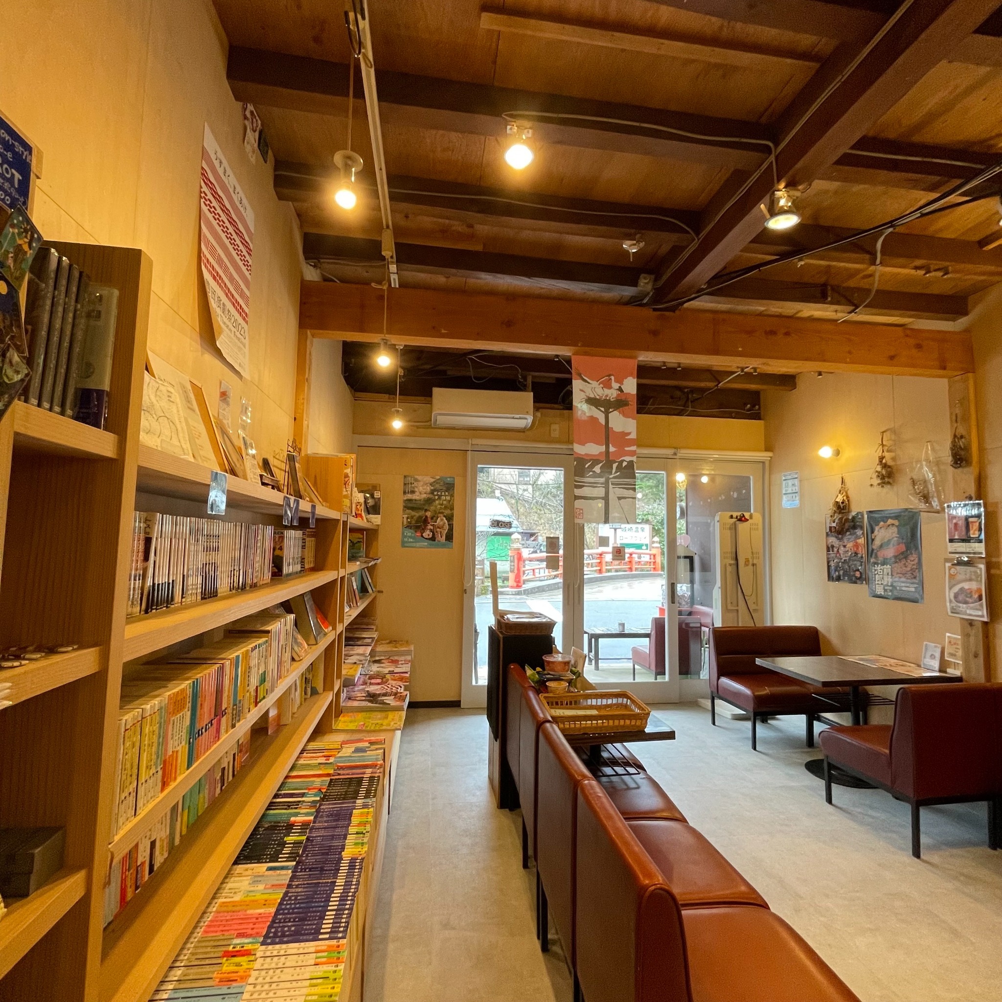 最大6人で2部屋使えます!城崎温泉まで徒歩1分、本屋さんが運営するゲストハウスです!