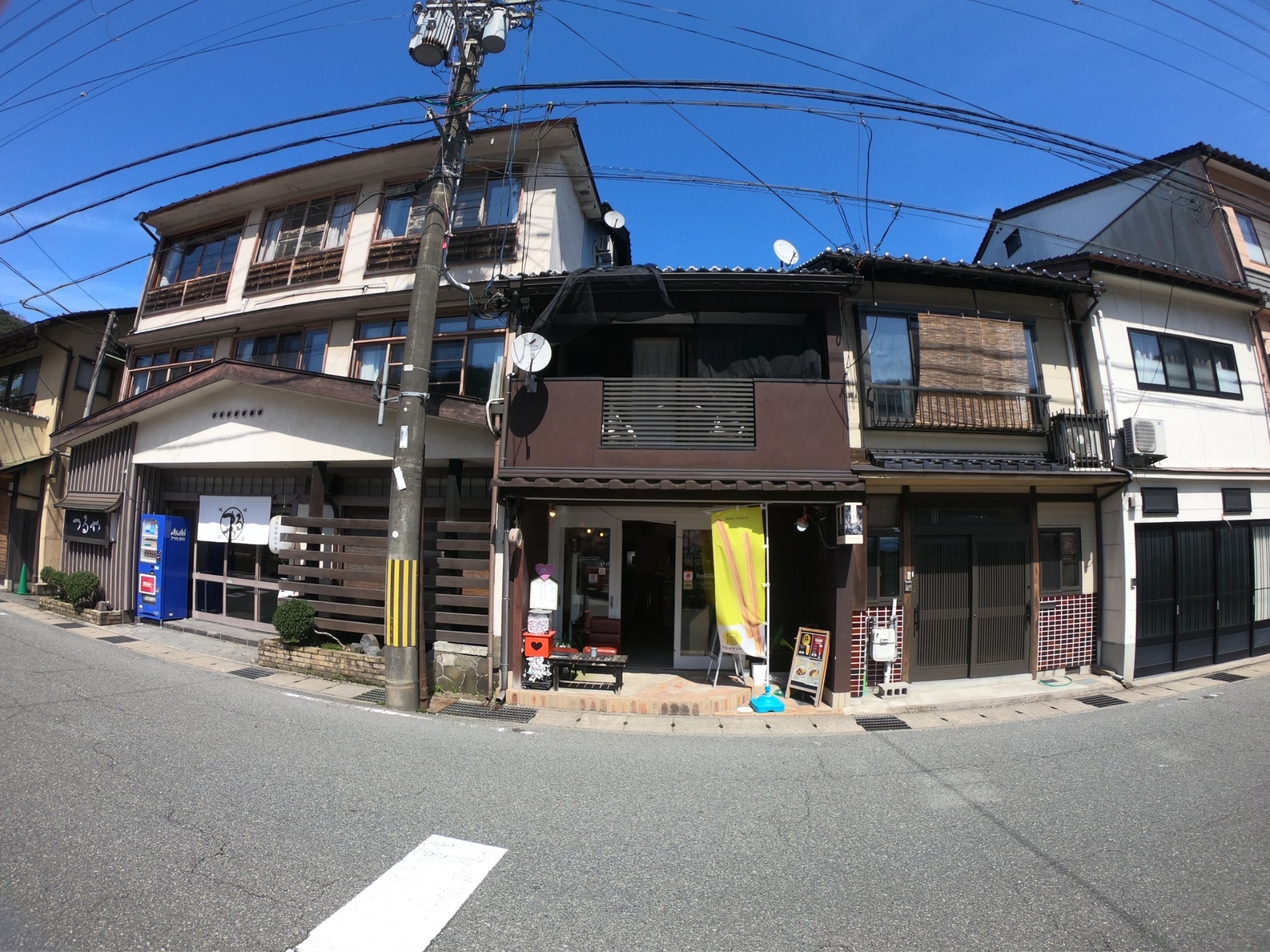 最大6人で2部屋使えます!城崎温泉まで徒歩1分、本屋さんが運営するゲストハウスです!