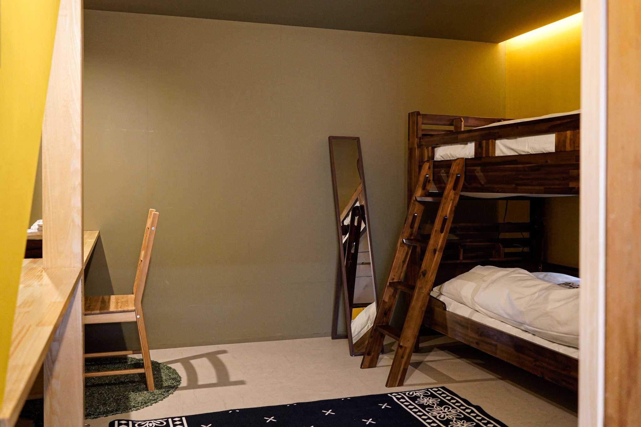 最大6人で2部屋使えます!城崎温泉まで徒歩1分、本屋さんが運営するゲストハウスです!