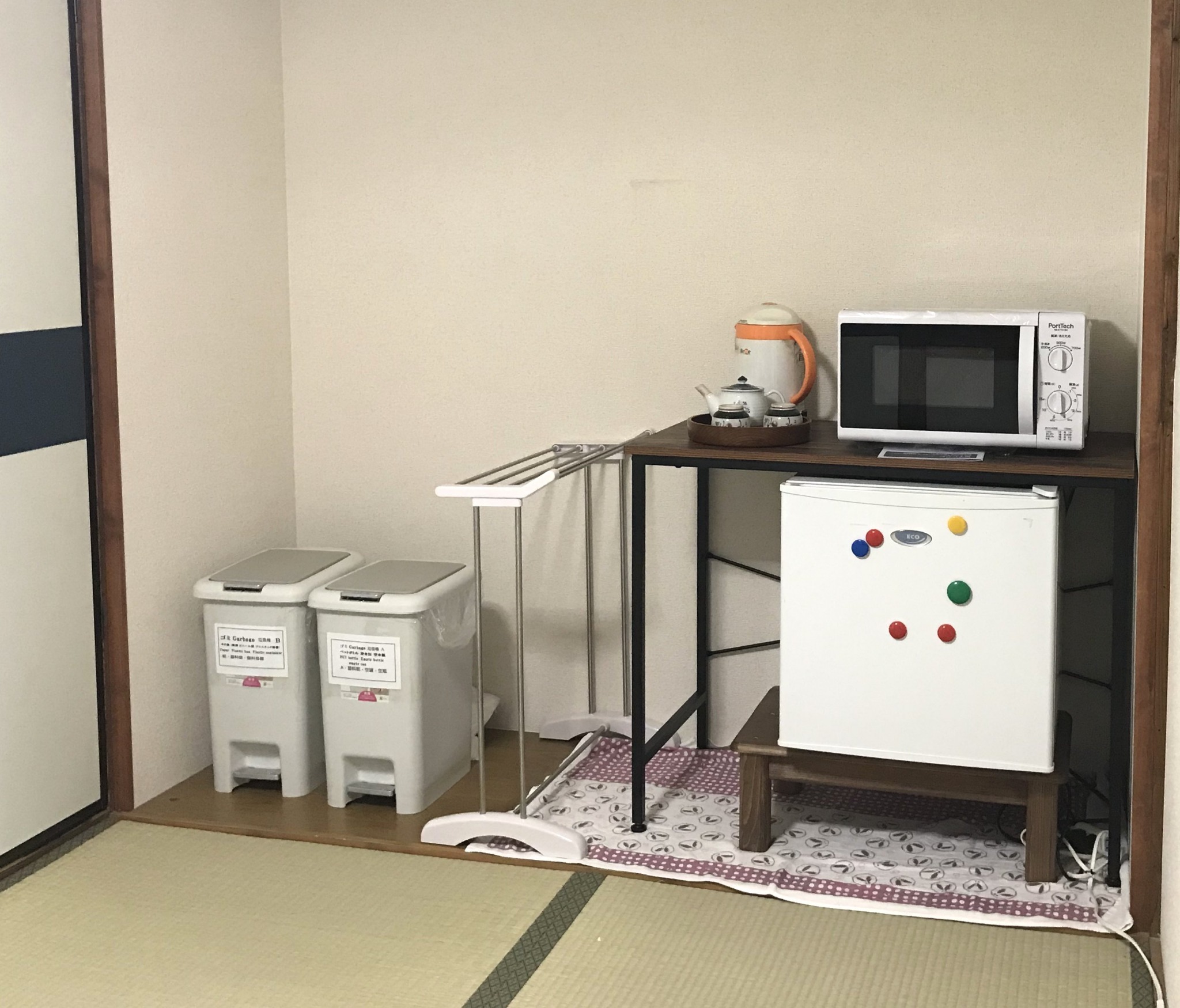 備え付けの冷蔵庫と電子レンジ