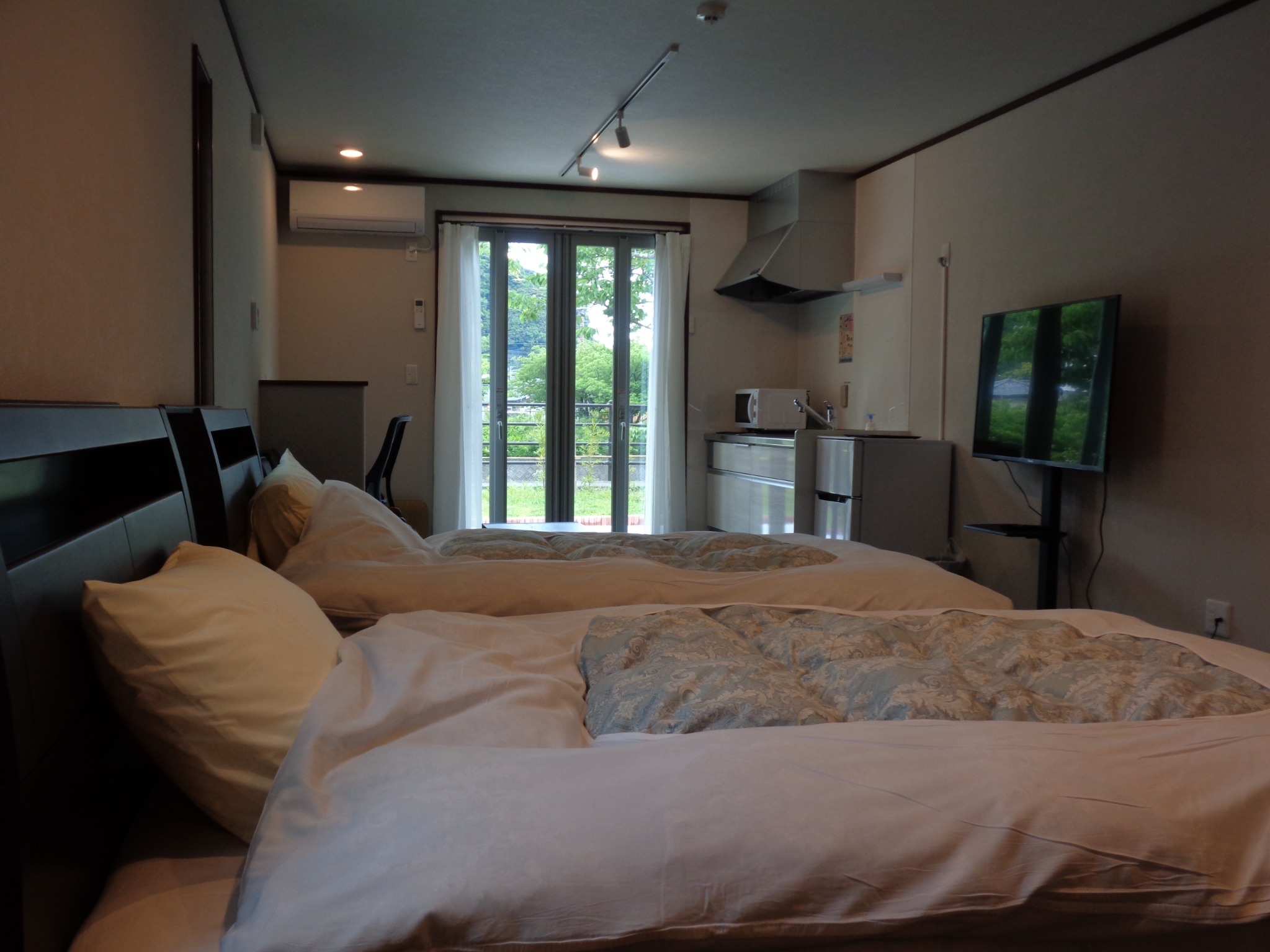 セミダブルべットでライトとコンセントが装備されています。