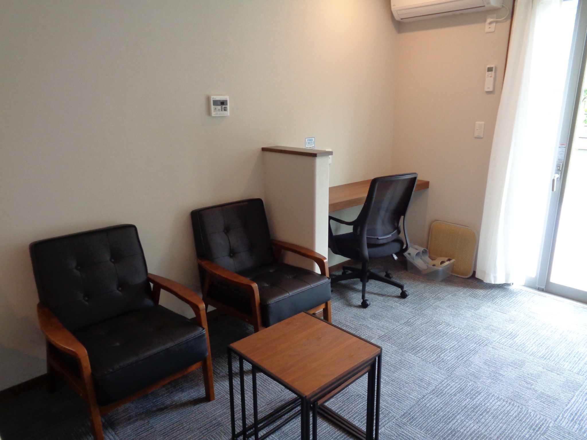 ワークスペースも有りテーブルとイスは移動可能ですのでお好みにお使い下さい。