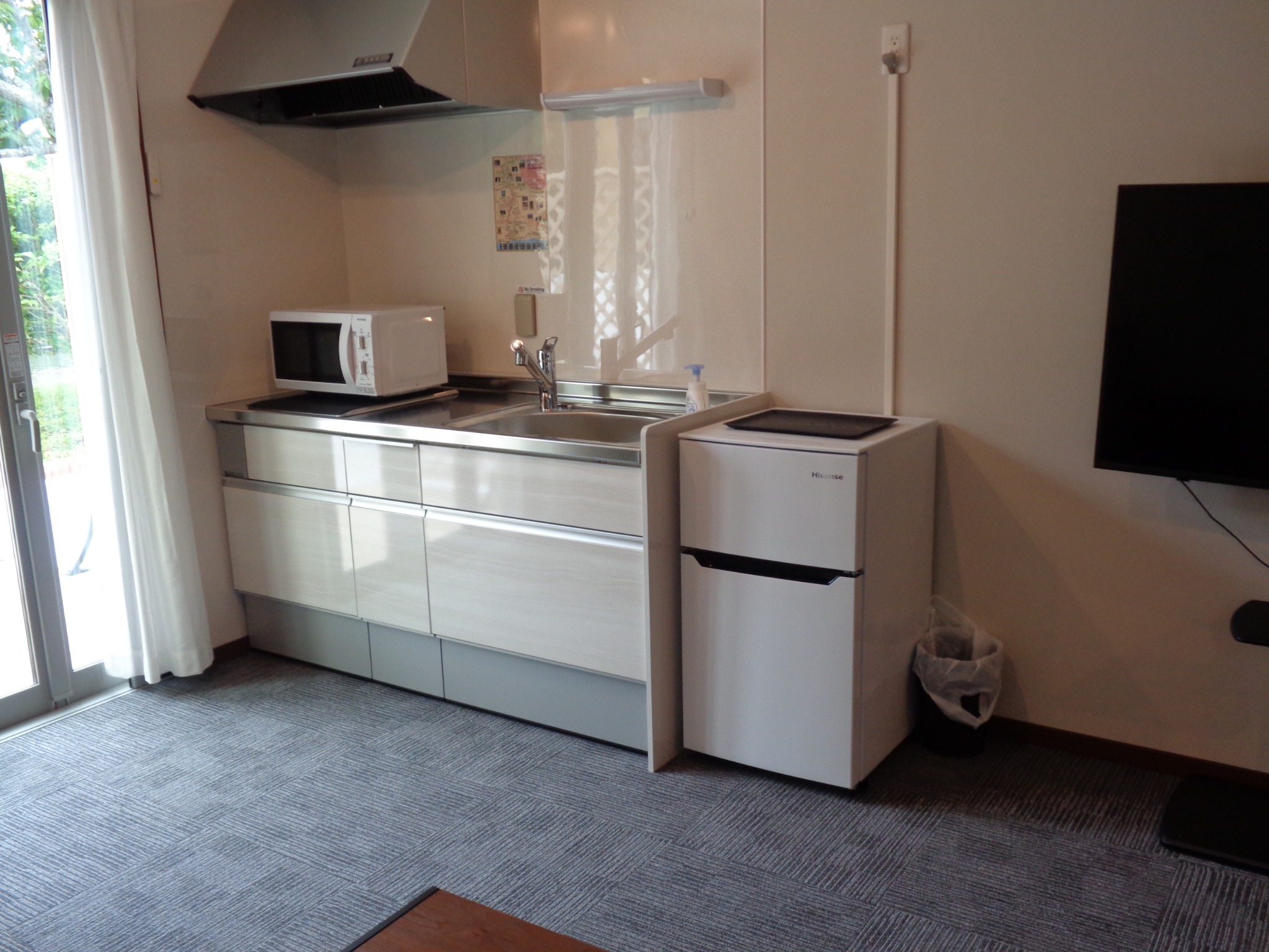 冷蔵冷凍庫、電子レンジ、電子ケトルを常備しておりますのでご自由にお使いください。