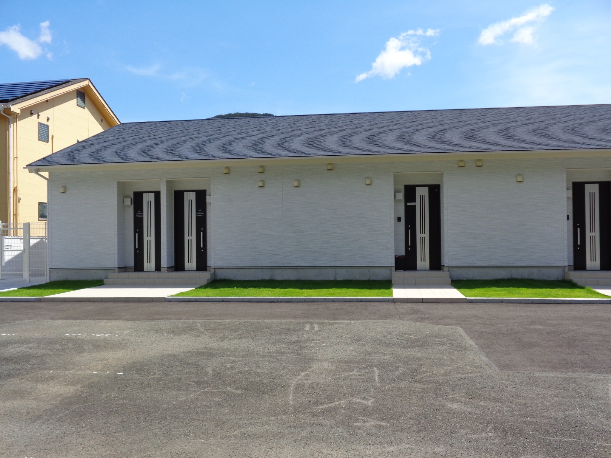 広いエントランスお車でお越しの際はお部屋前の駐車スペースをご利用下さい。