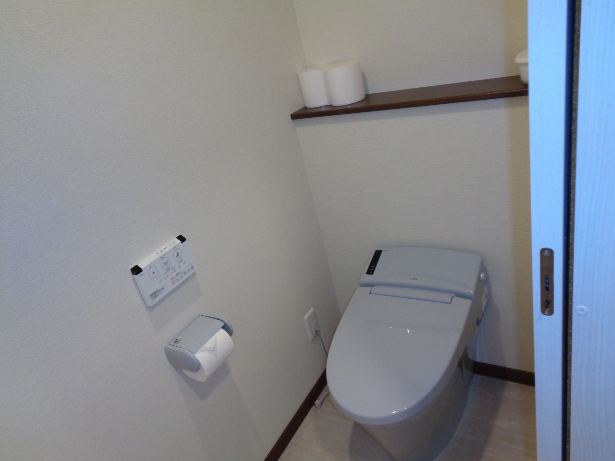 清潔感のある広いシャワートイレ完備