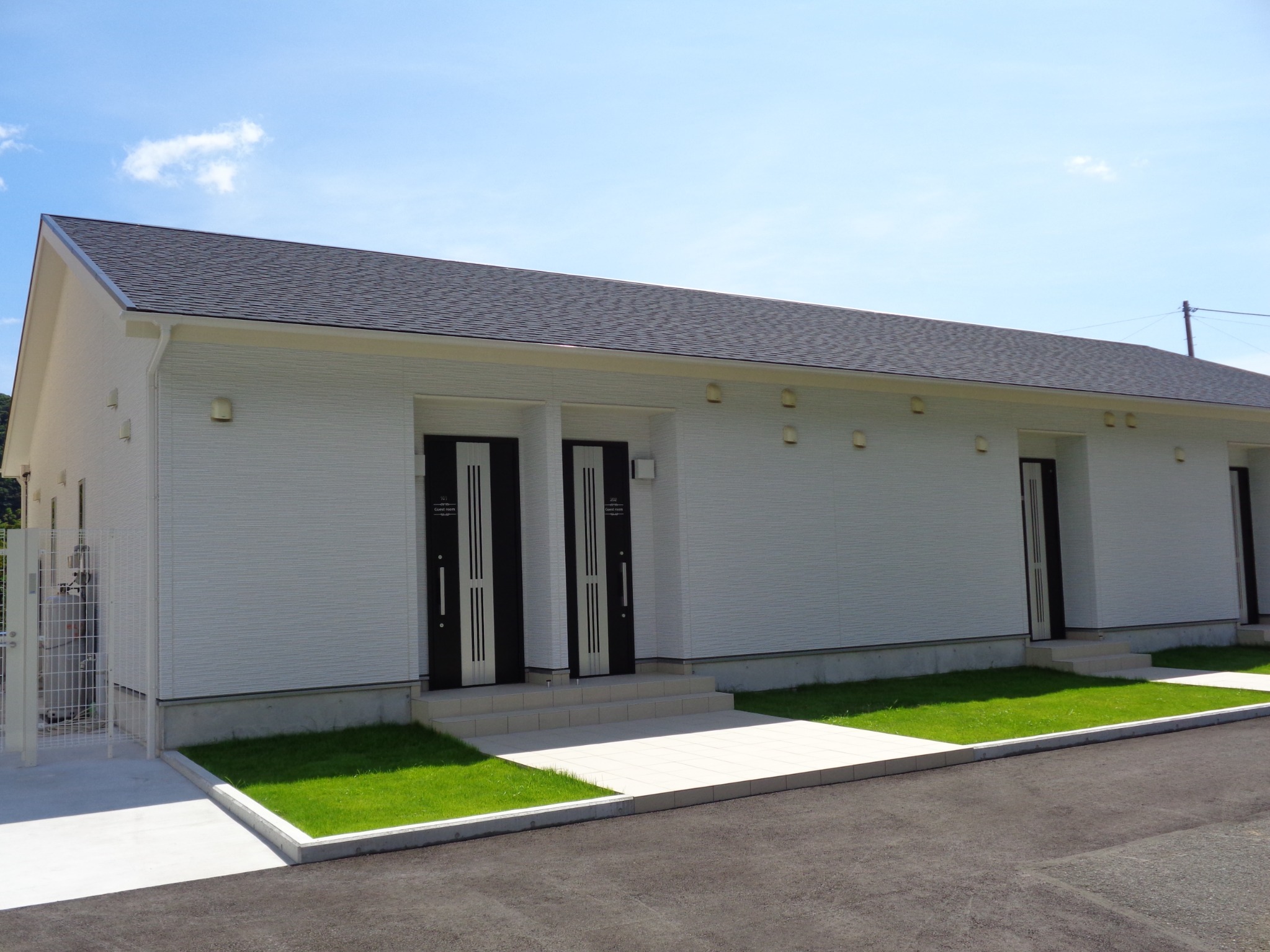 左側101号室・右側202号室・お車でお越しの際はお部屋前の駐車スペースをご利用下さい。