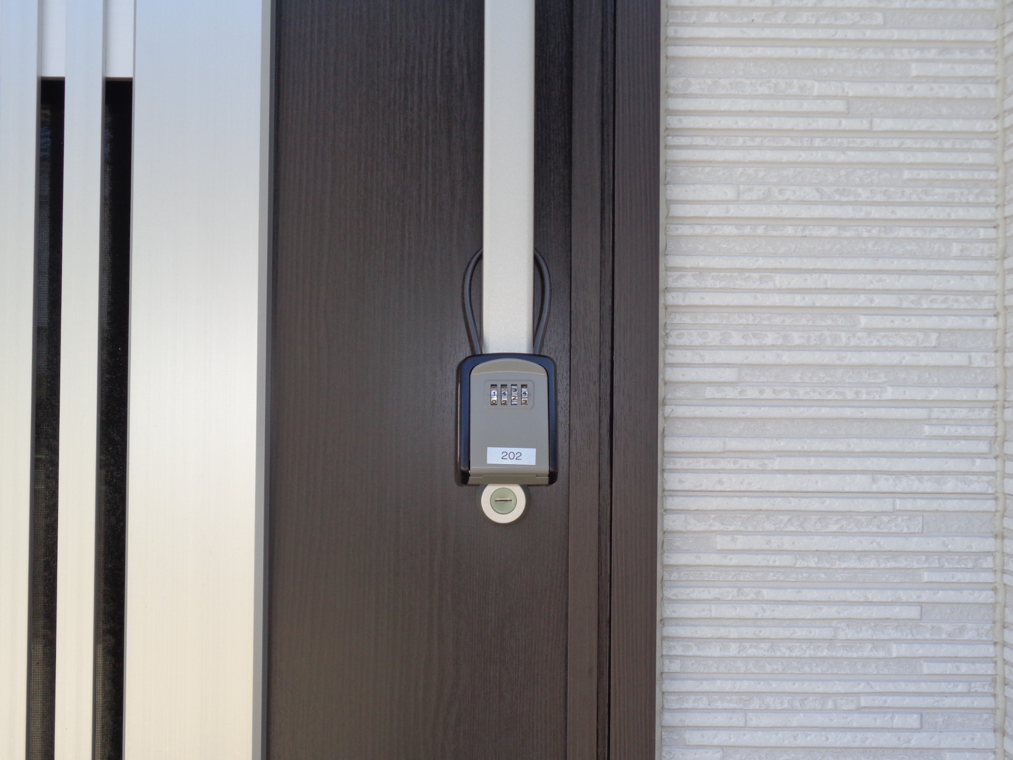 基本非対面となりますので玄関扉に備え付けのキーBoxの中のRoomキーをお使い頂きます。