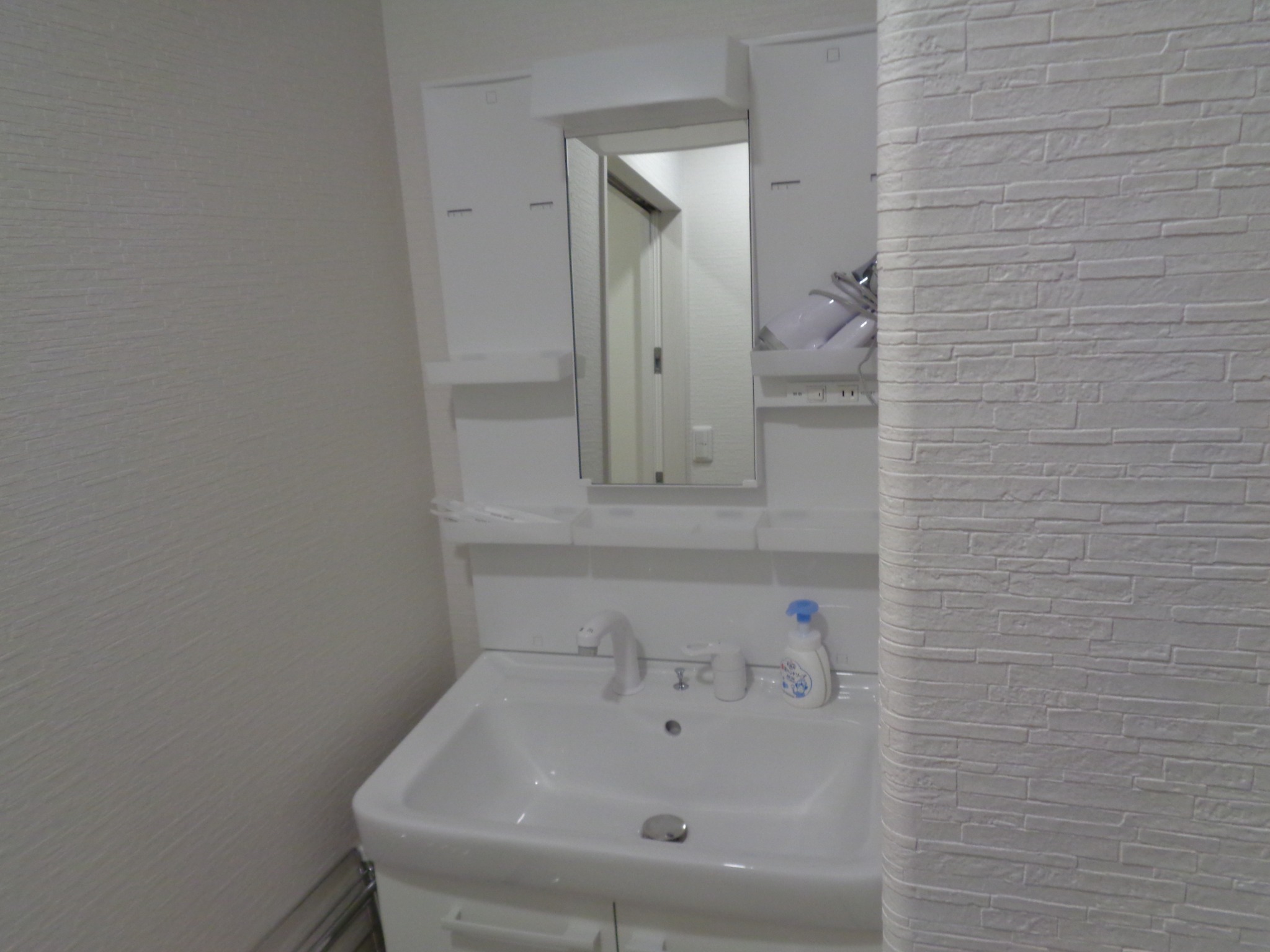 清潔感のある抗菌仕様の洗面台完備。