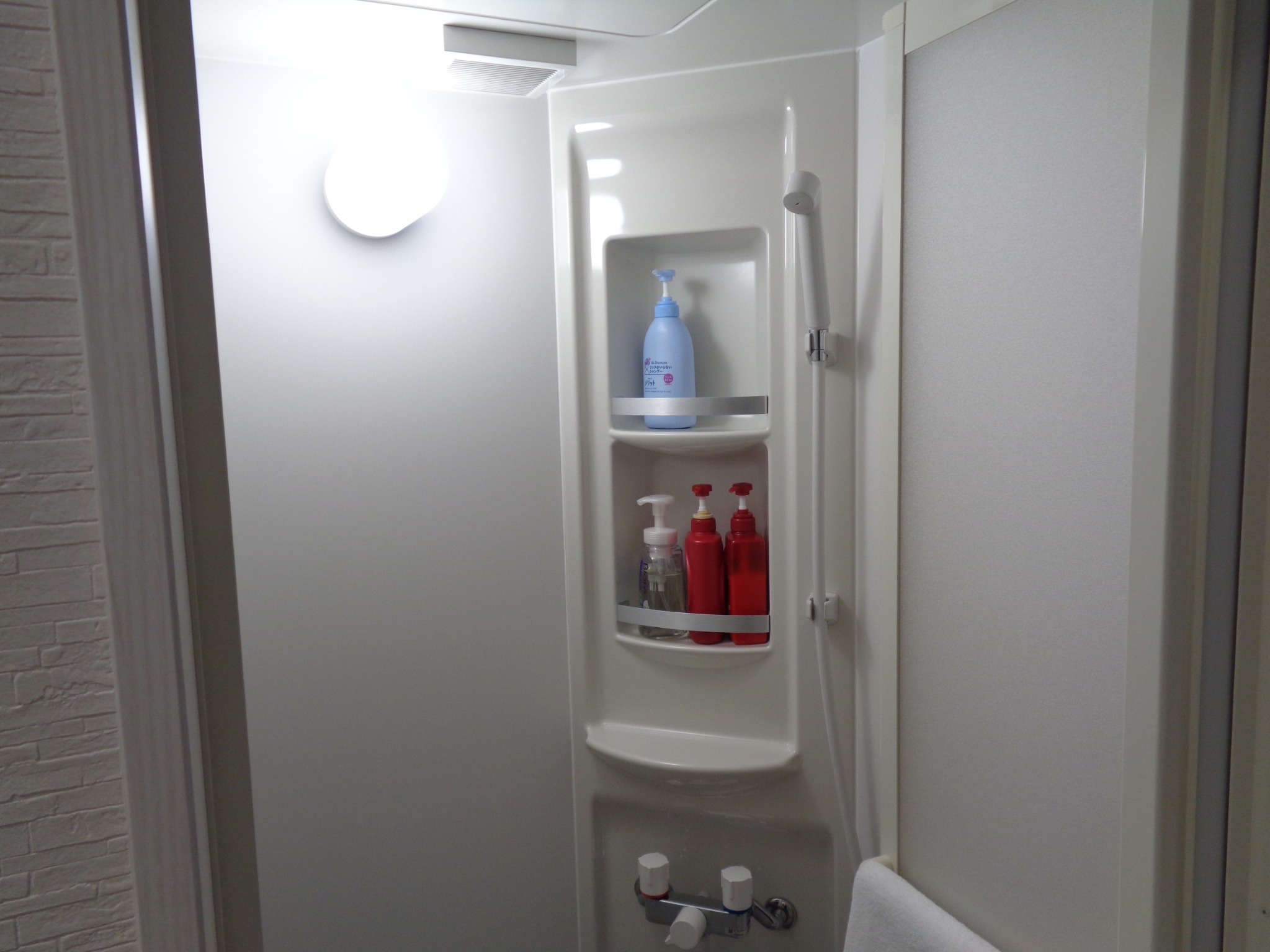 シャワーRoomにはシャンプーコンディショナーorボディーソープを常備しております。