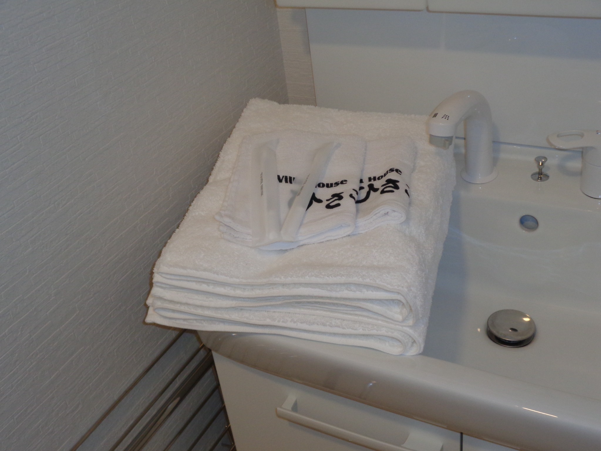 バスタオルorハンドタオル・歯ブラシは御用意しております。