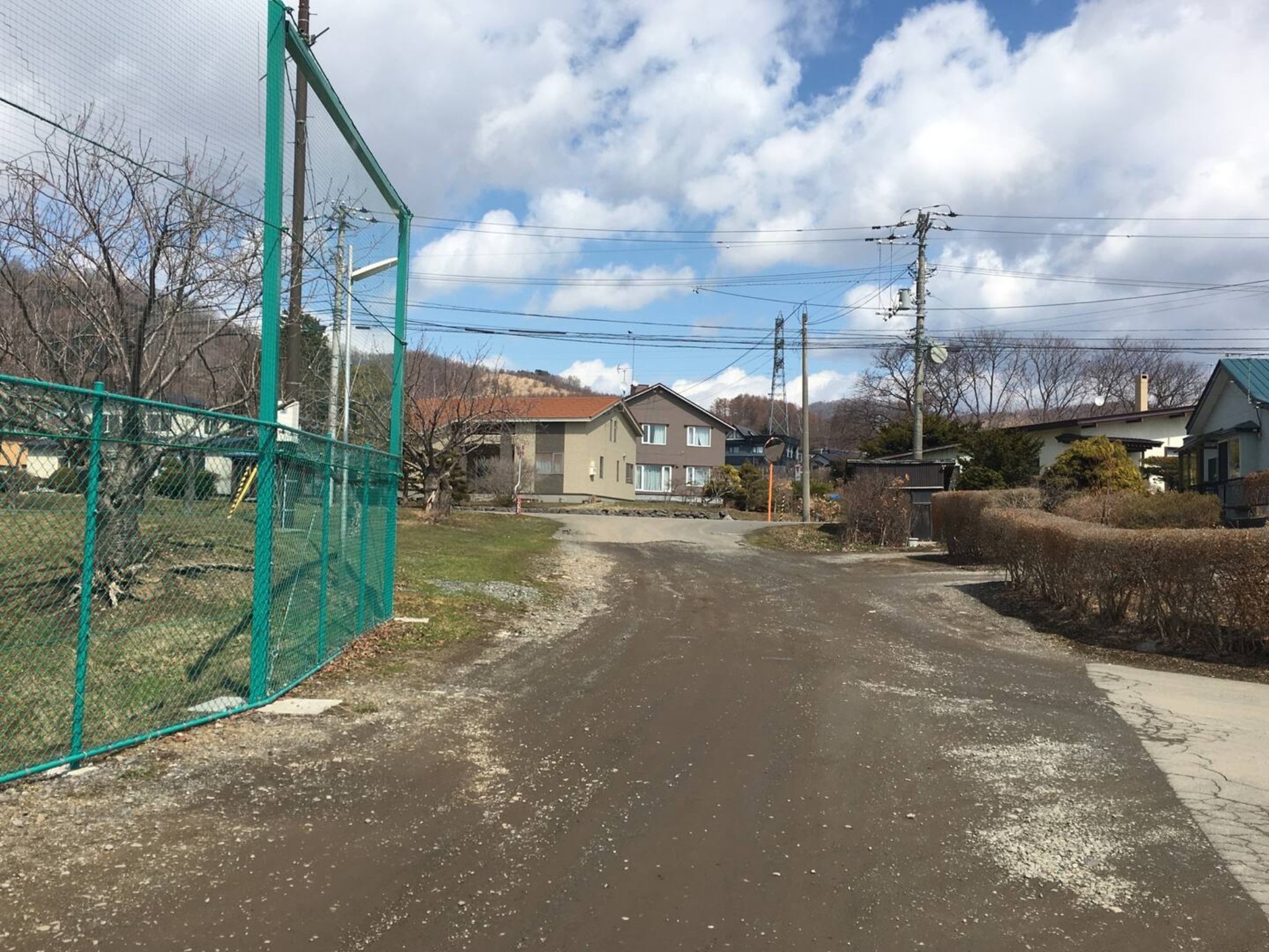 グランドの角を左折した所の道路