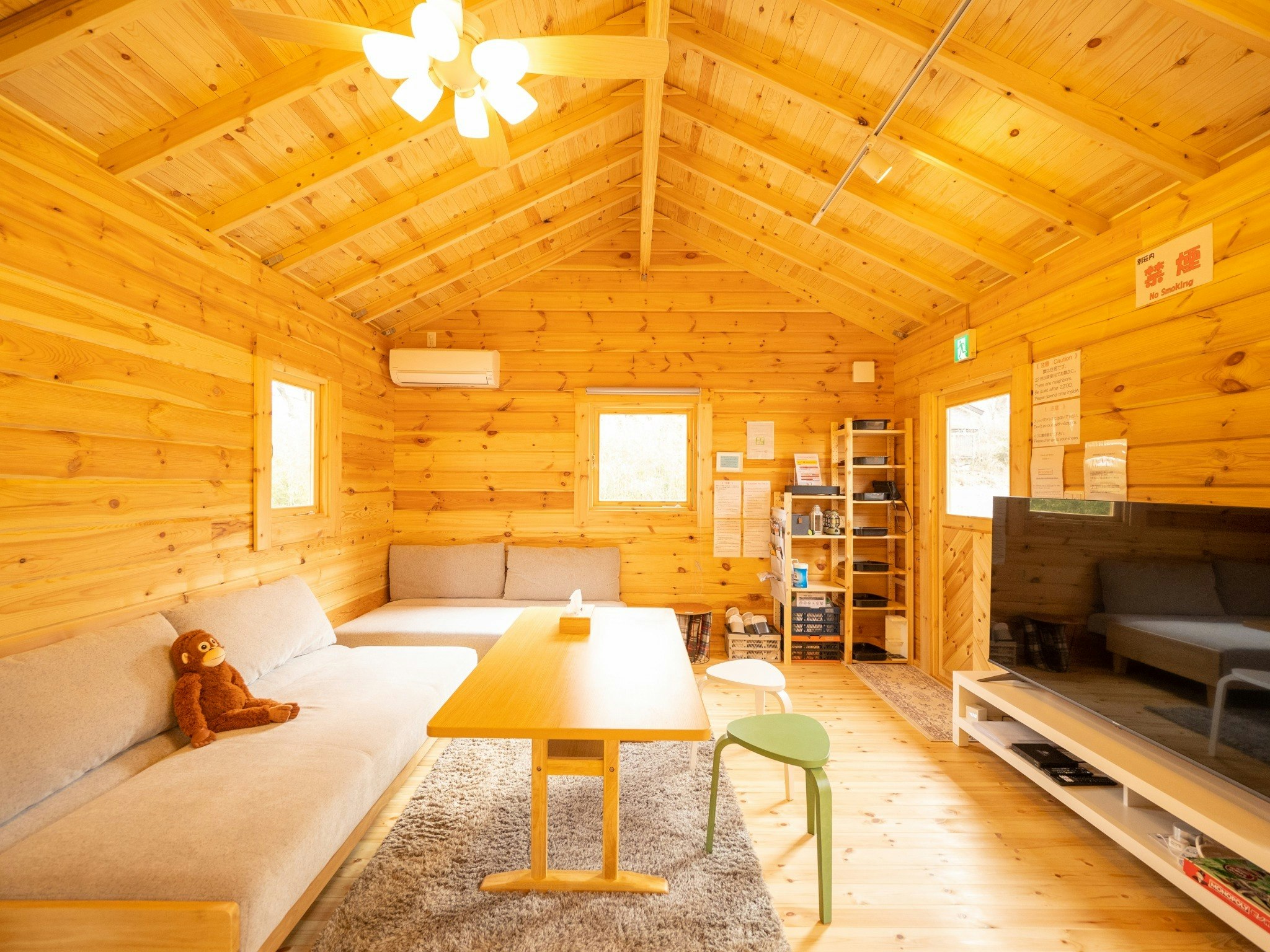 一棟貸新築ログハウス、ドーム、広いデッキと庭、無垢材の香、小川のせせらぎ。