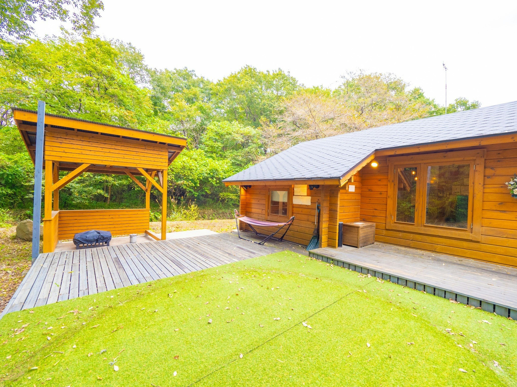 一棟貸新築ログハウス、ドーム、広いデッキと庭、無垢材の香、小川のせせらぎ。