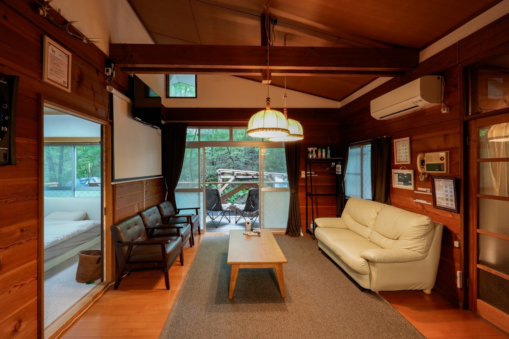 庭の眺めが綺麗なリビング