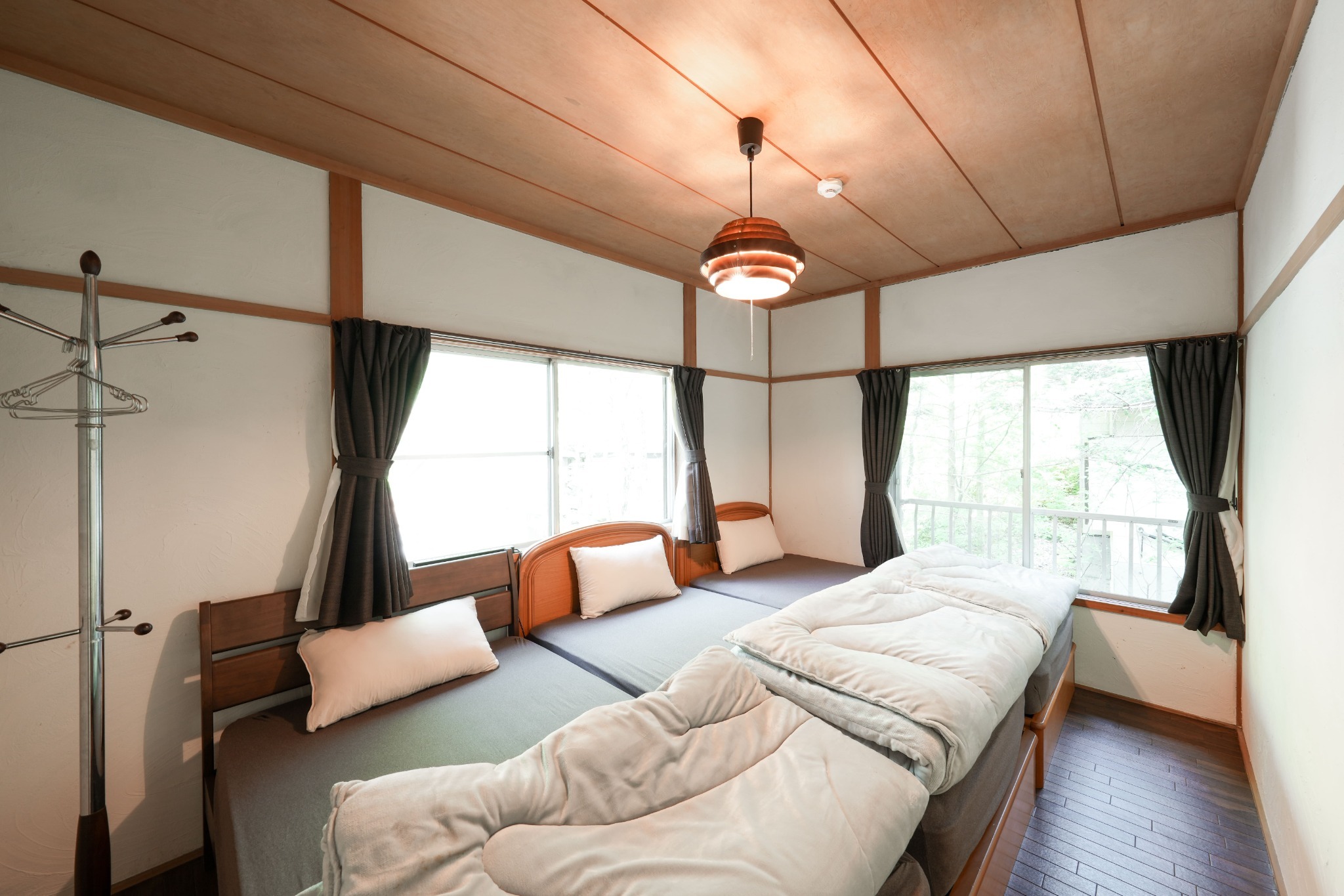 1つ目の寝室、ベッド3台です