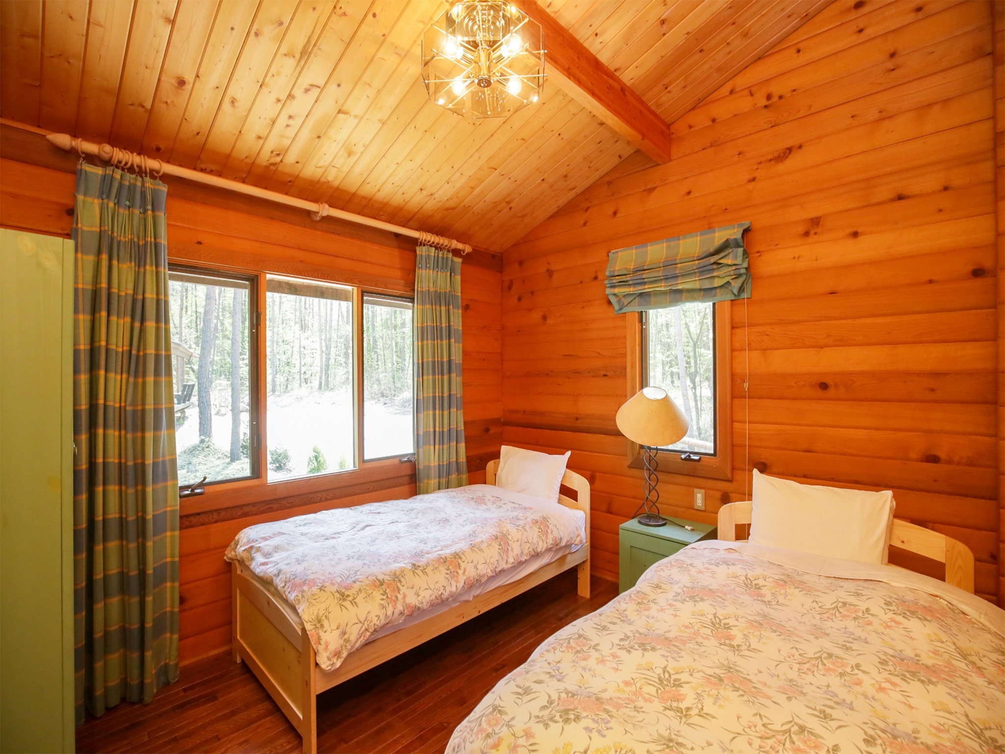 ・アン ログコテージの内装のツインルーム。