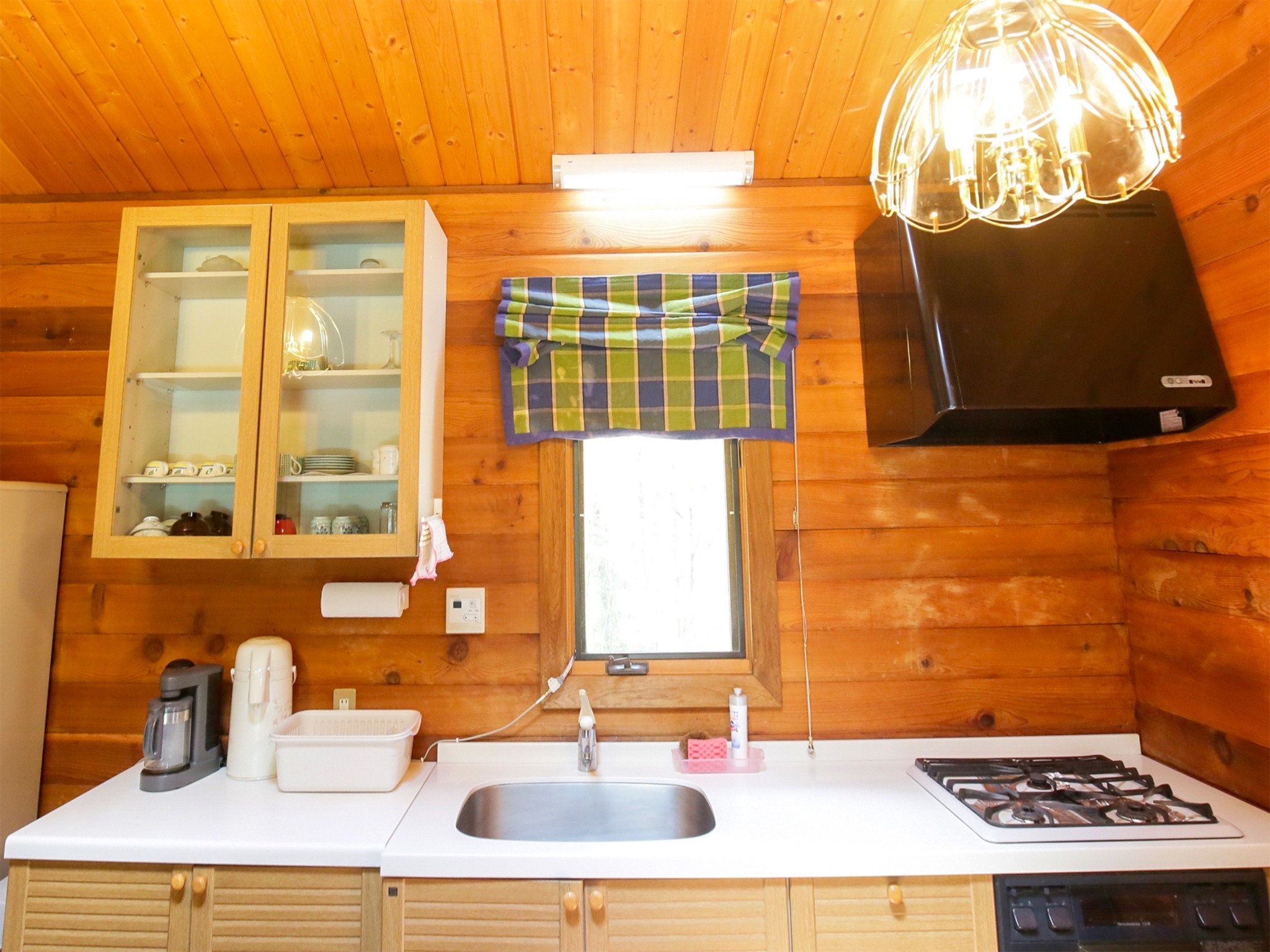 ・アン リニューアルしたIHヒーターやシンクなどフラットな造りのキッチン。