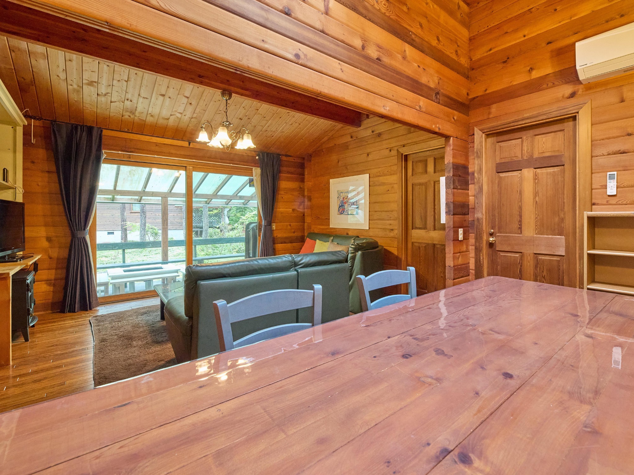 ・【アン】リビングと一体となったダイニングスペース