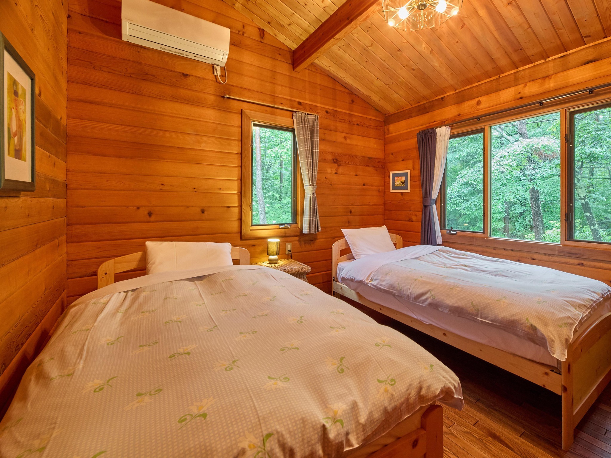 ・【アン】天井が高く開放感がある寝室。大型のクローゼットがございます