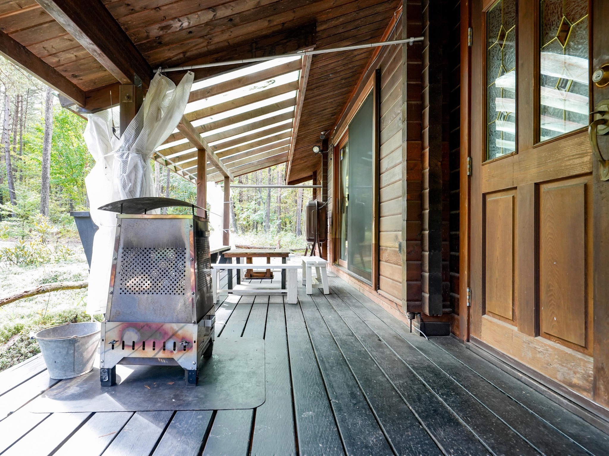 ・【アン】コテージのリビングからの出入りもしやすいテラス。座ってのんびりお過ごしください