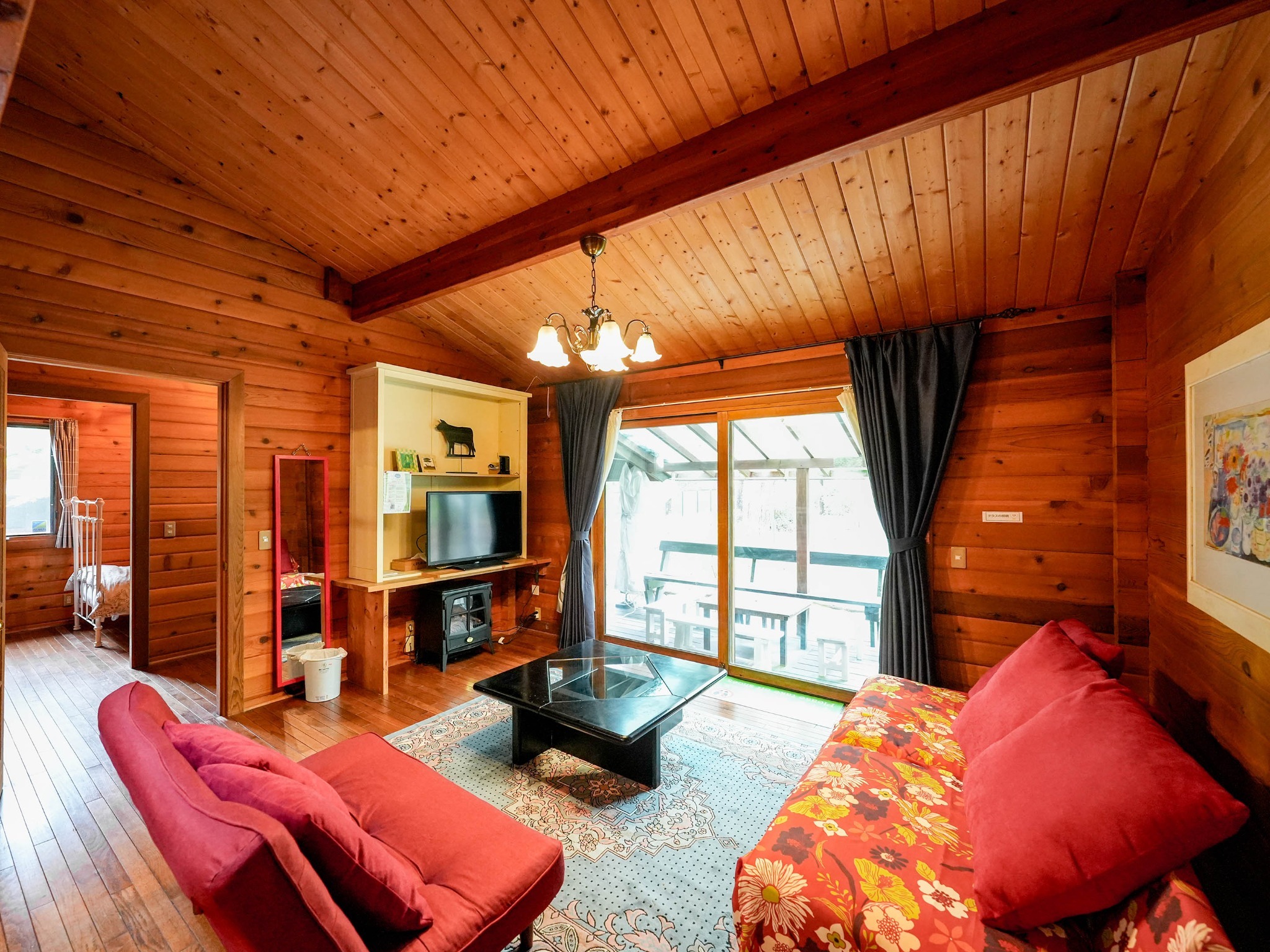 ・【アン】解放感のあるリビング。テラスの眺めと大型液晶テレビを観ながらゆったりと過ごせます