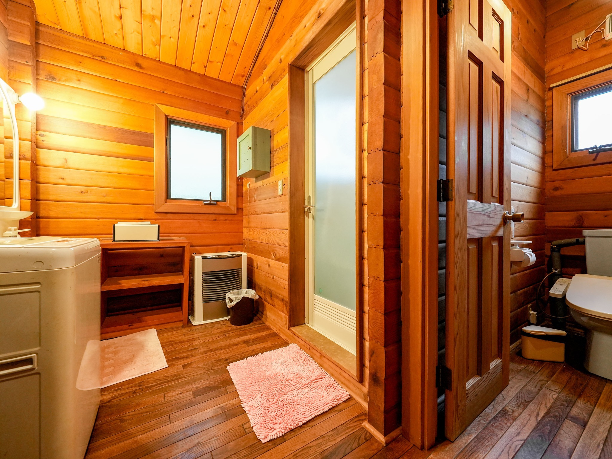 ・【アン】温水洗浄機能付きの個室トイレ。隣にはバスルームがございます