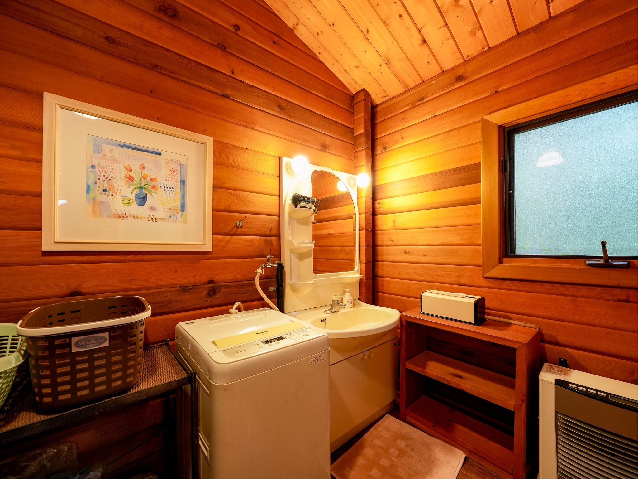 ・【アン】洗面台横には洗濯機を完備。連泊などの荷物軽減に大活躍です