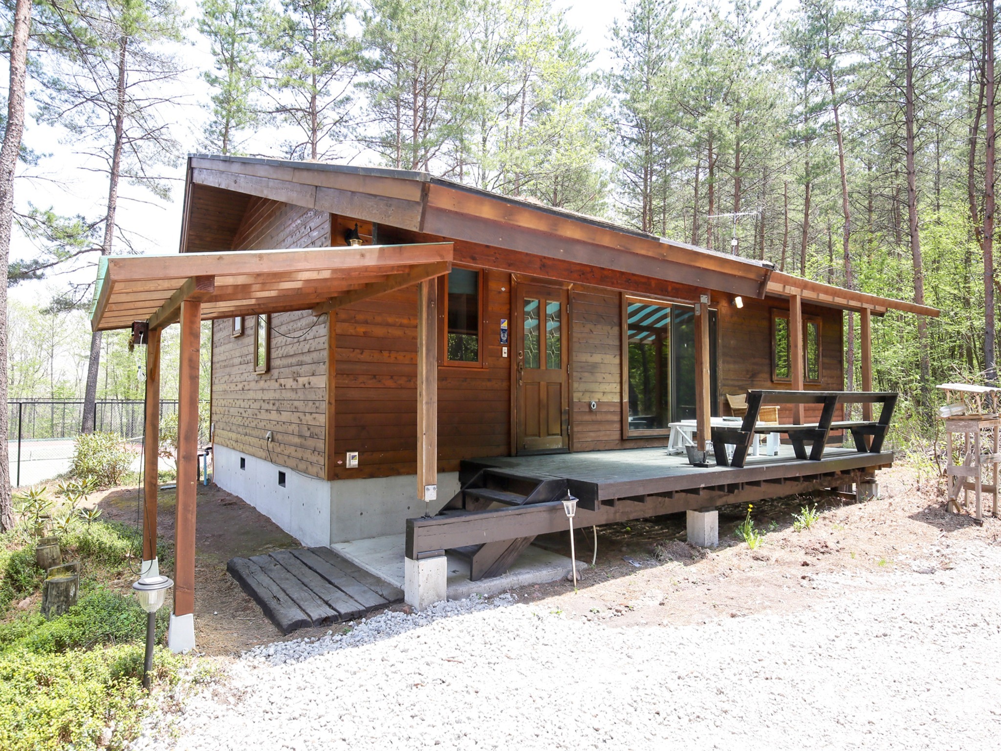 ・カール 玄関前にはゆったりとしたテラス。