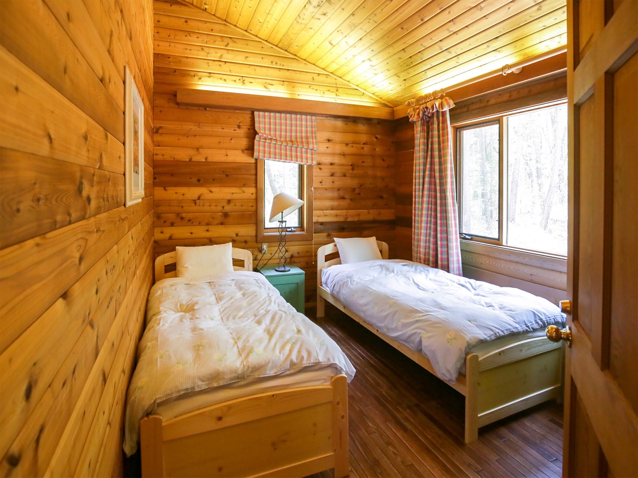 ・カール ベッドルームの窓からは、林に囲まれた風景が見えます。