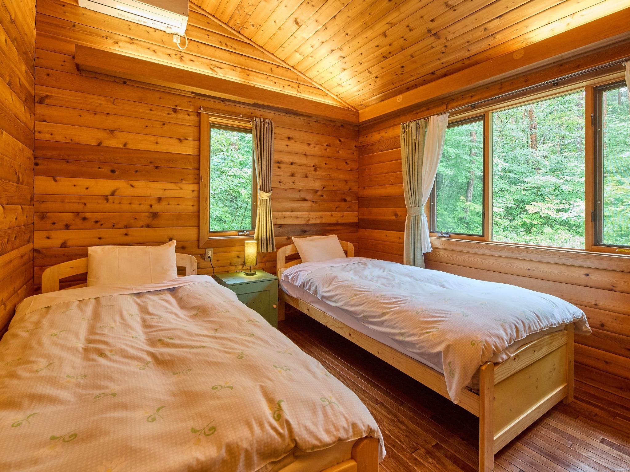 ・【カール】天井が高く開放感がある寝室。大型のクローゼットがございます