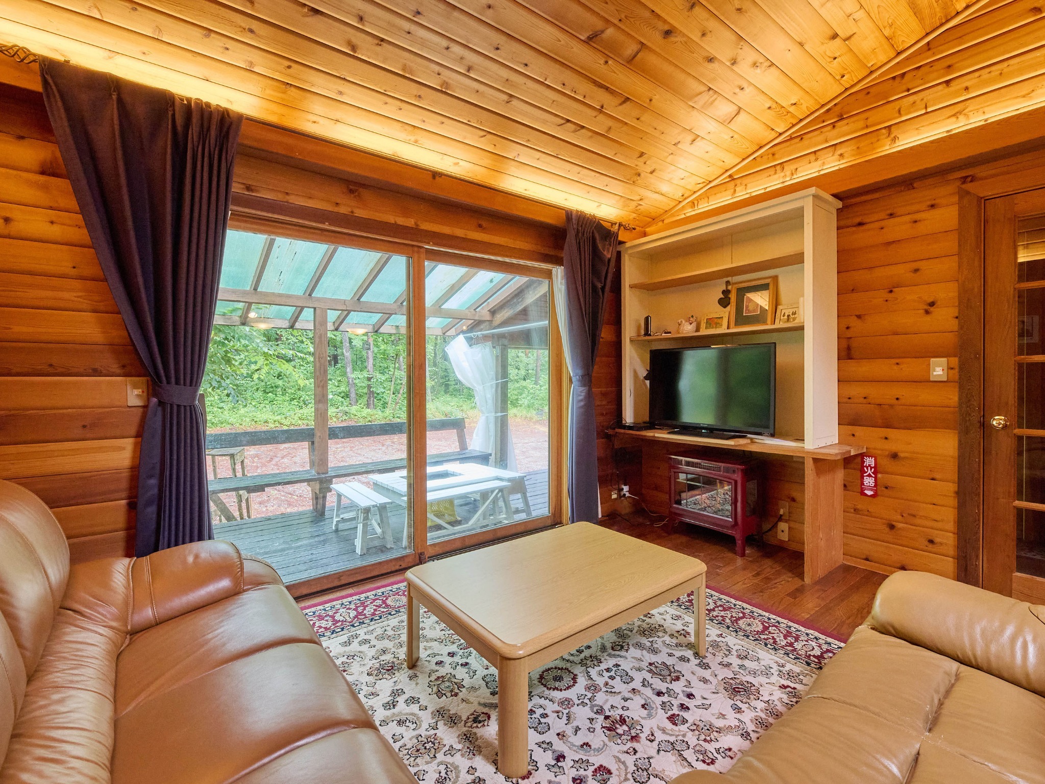 ・【カール】大人な雰囲気があるリビング。「角ログ」の木の味わい深い内観が魅力です