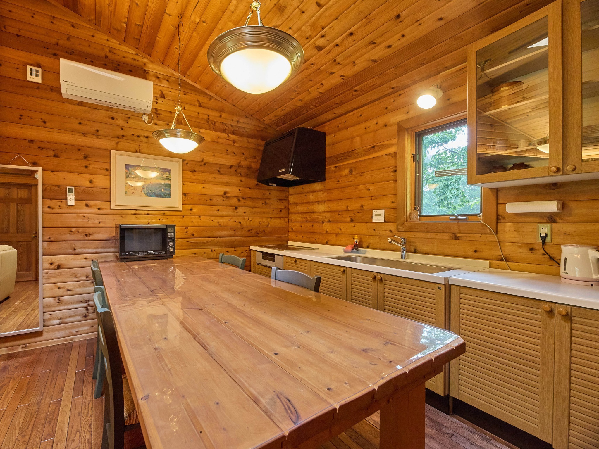 ・【カール】ゆとりあるダイニングスペース。ご家族やお仲間とディナーを楽しめます