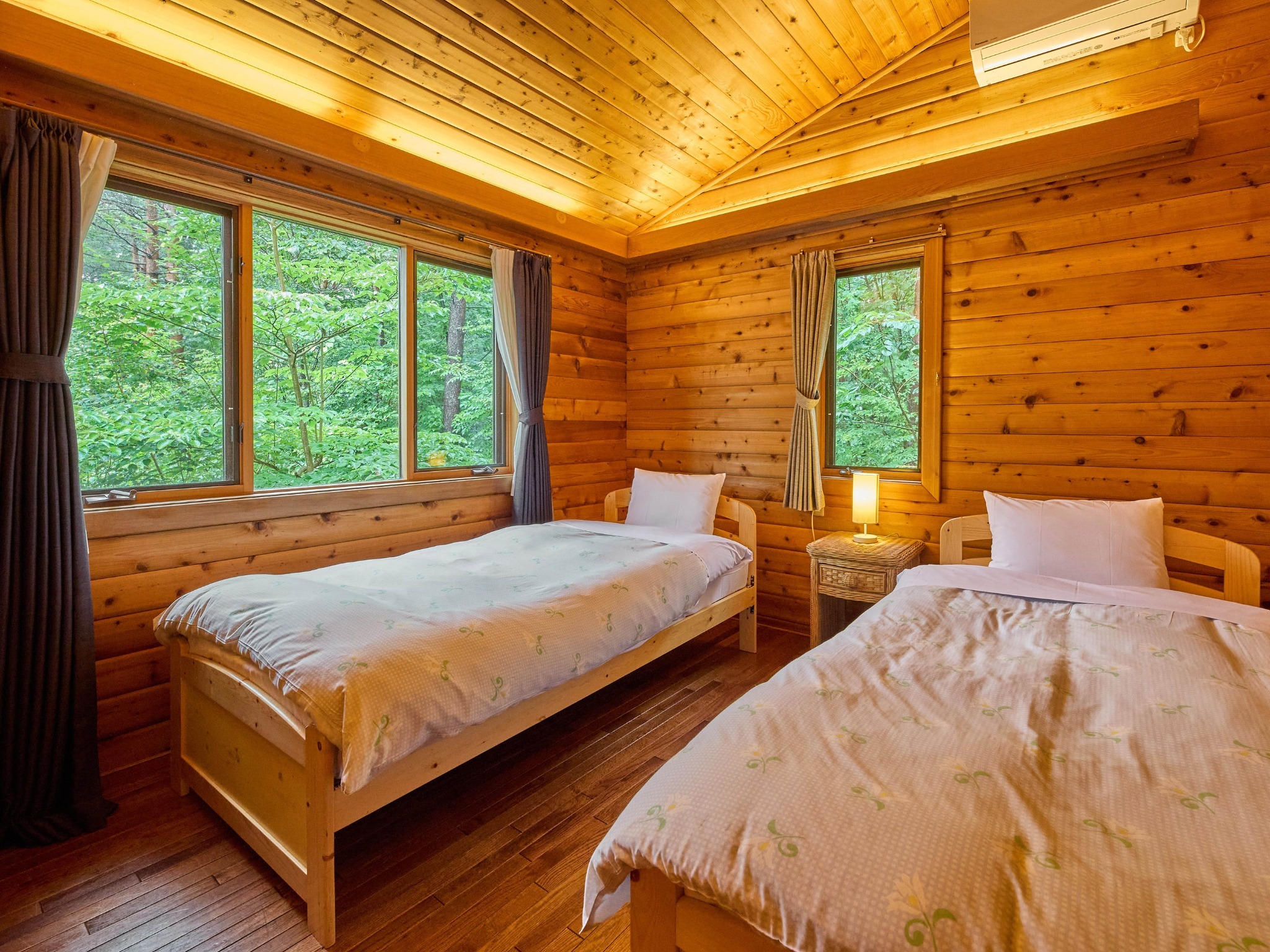 ・【カール】ツインベッドルームは2室ございます。林に囲まれた風景を眺めることができますよ
