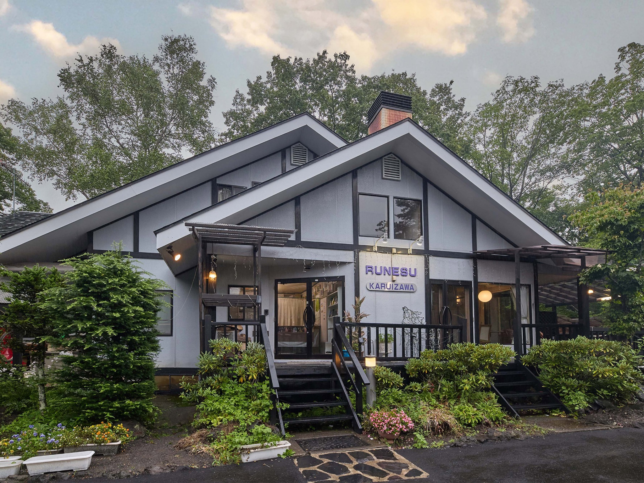 ・【管理棟】フロント事務所になります。チェックインやチェックアウトの際はこちらにお越しください