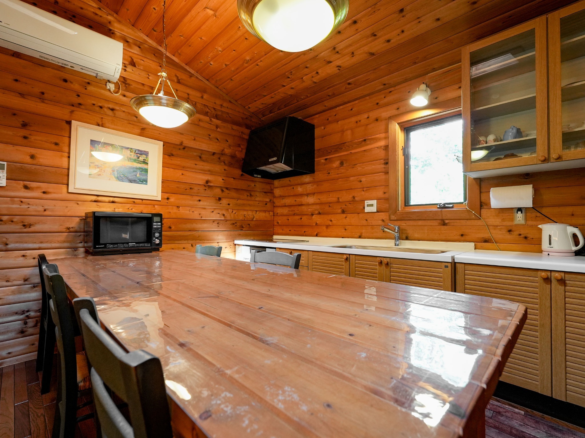 ・【カール】木目調の室内はまさに「角ログ」の木の味わいが深い空間。思い出に残るディナーをどうぞ