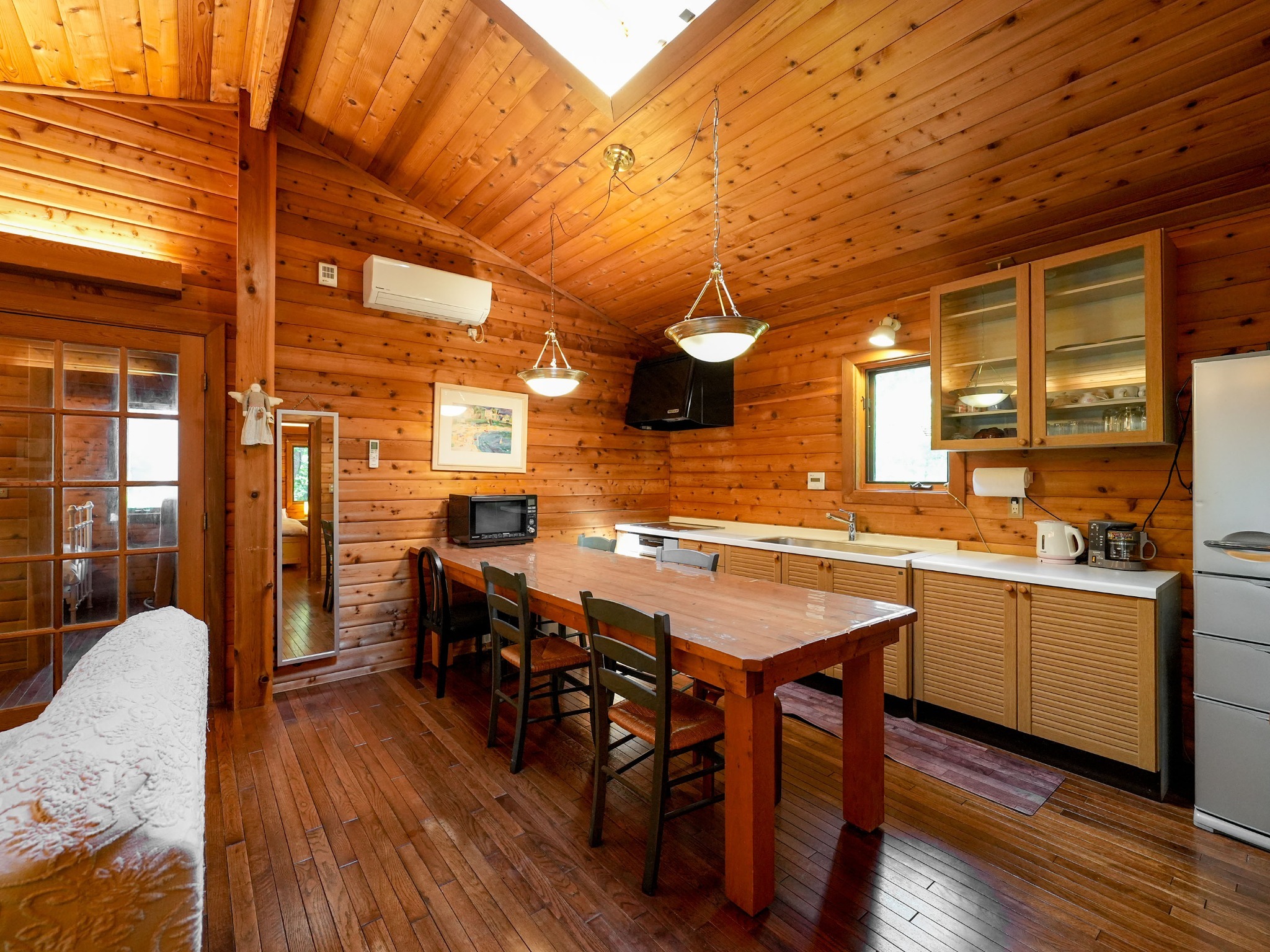 ・【カール】広めのダイニングテーブル。5名様でゆったりと食事ができます