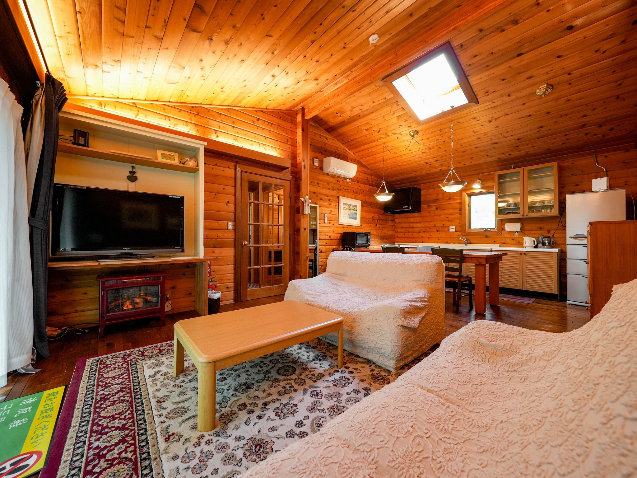 ・【カール】木のぬくもりを感じるリビング。団らんやテレビ鑑賞がお楽しみいただけます