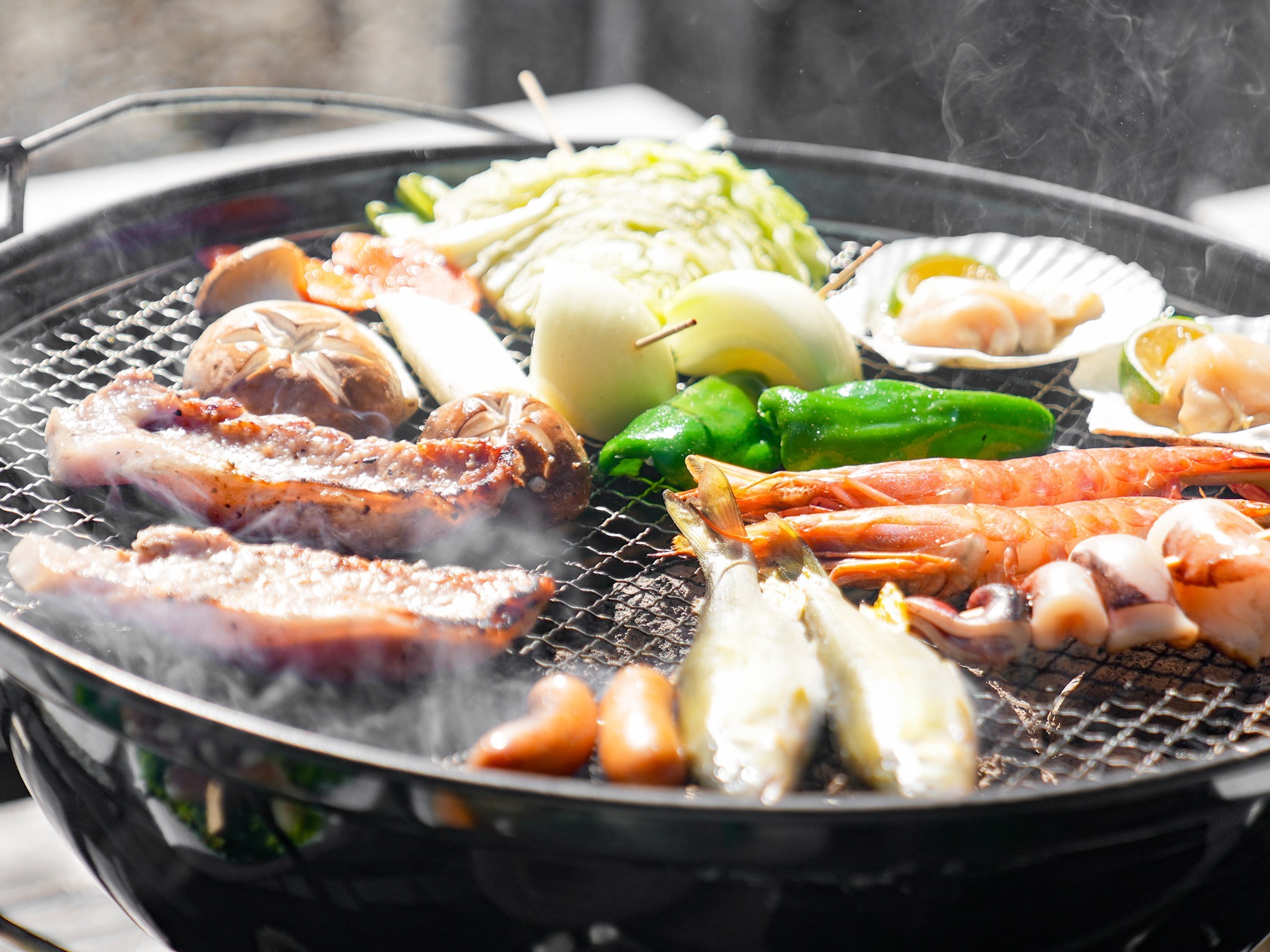 ・【BBQ(一例)】大自然の中で食べるBBQは格別。ジュワっと焼き上げて召し上がれ♪