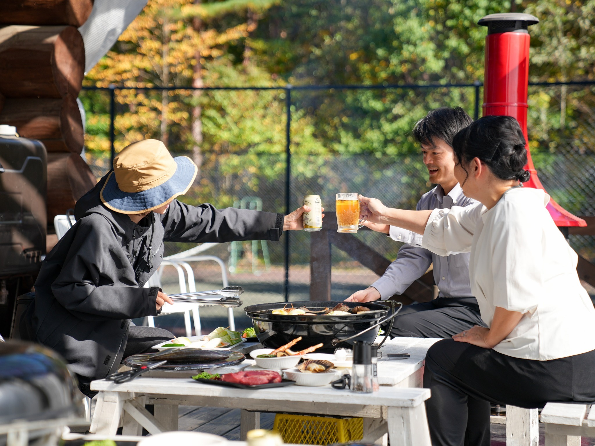 ・【BBQ(一例)】外で熱々のBBQとキンキンに冷えたビール。贅沢な時間を仲間とお楽しみください