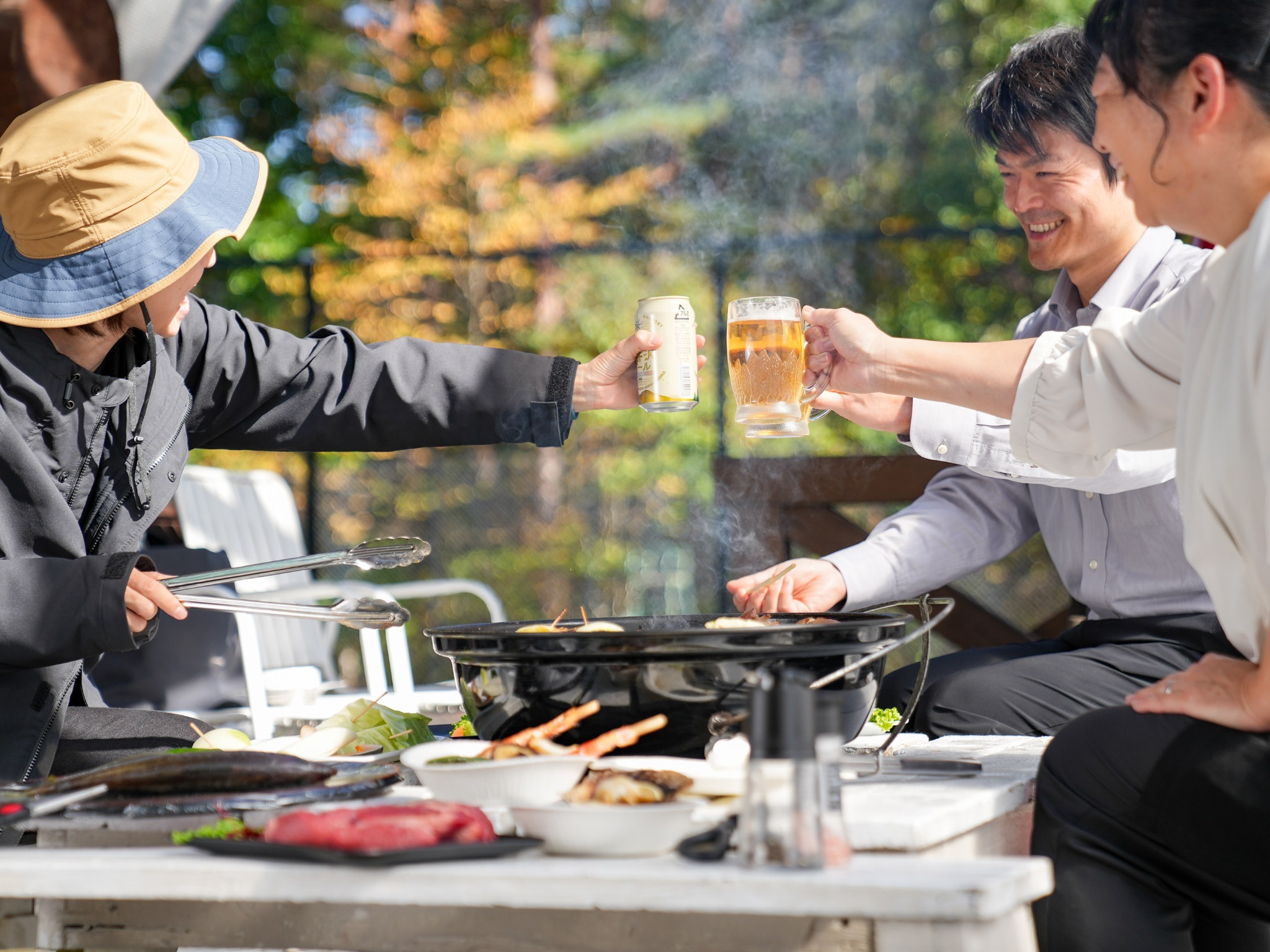 ・【BBQ(一例)】オプションで生ビールサーバーをレンタル可能。開放的なテラスで生ビールを満喫