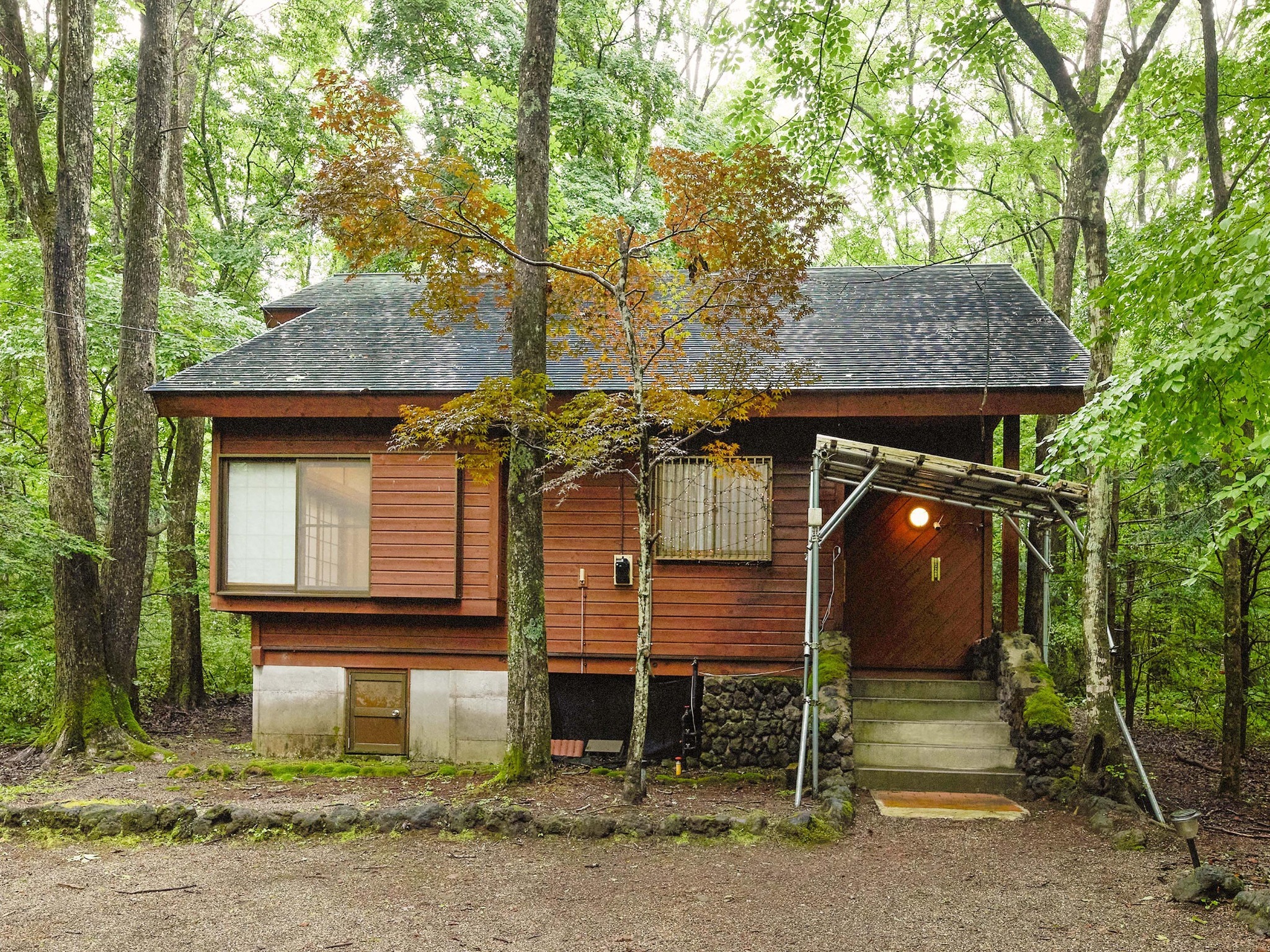 ・【アリエッティ】6名様まで宿泊可能。木々に囲まれた静かな佇まい。裏庭も広く散策にも向いてます