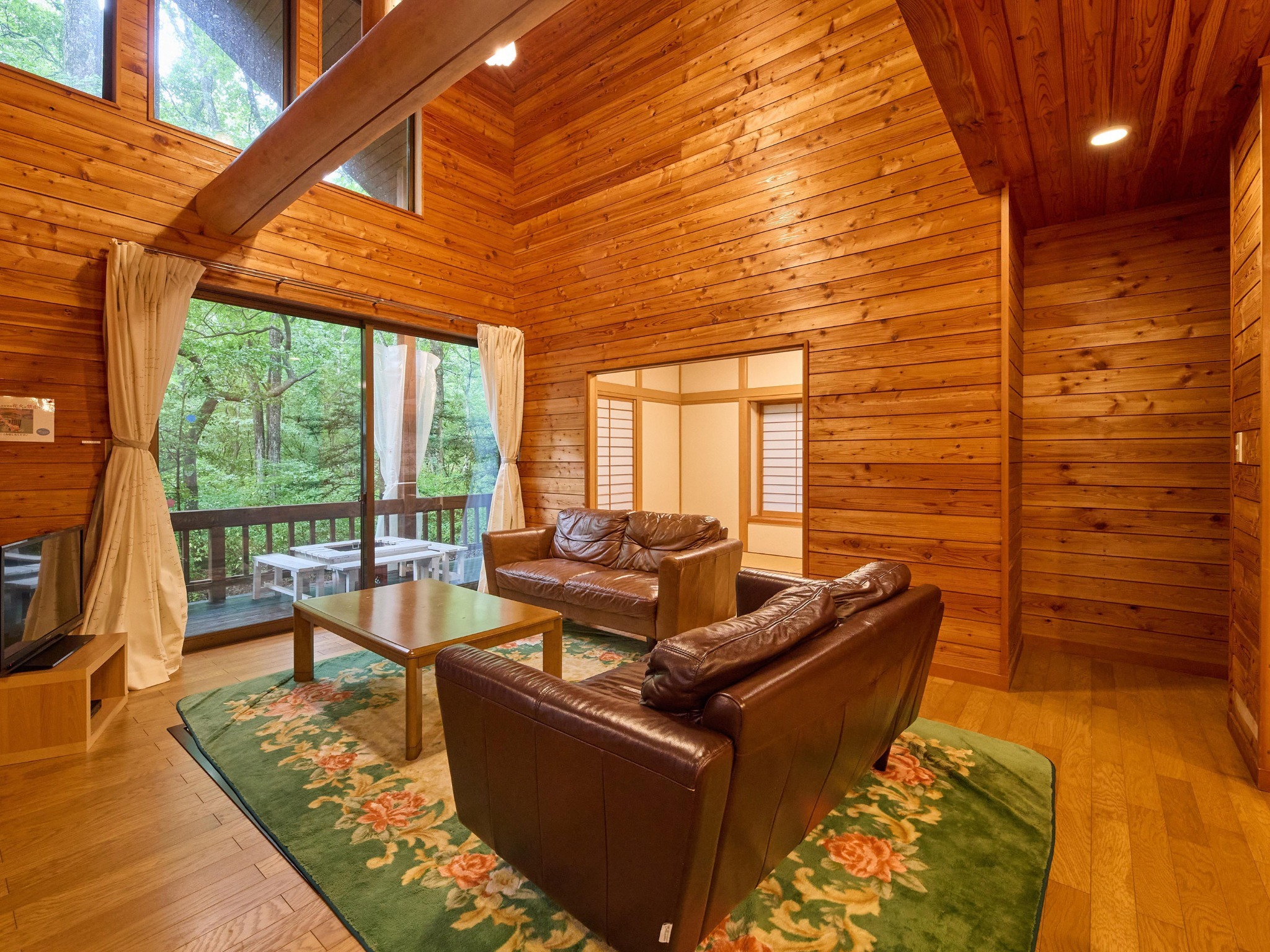 ・【アリエッティ】天井が高く開放感にあふれたリビングが特徴。ドラマのロケ地として利用されたお部屋です